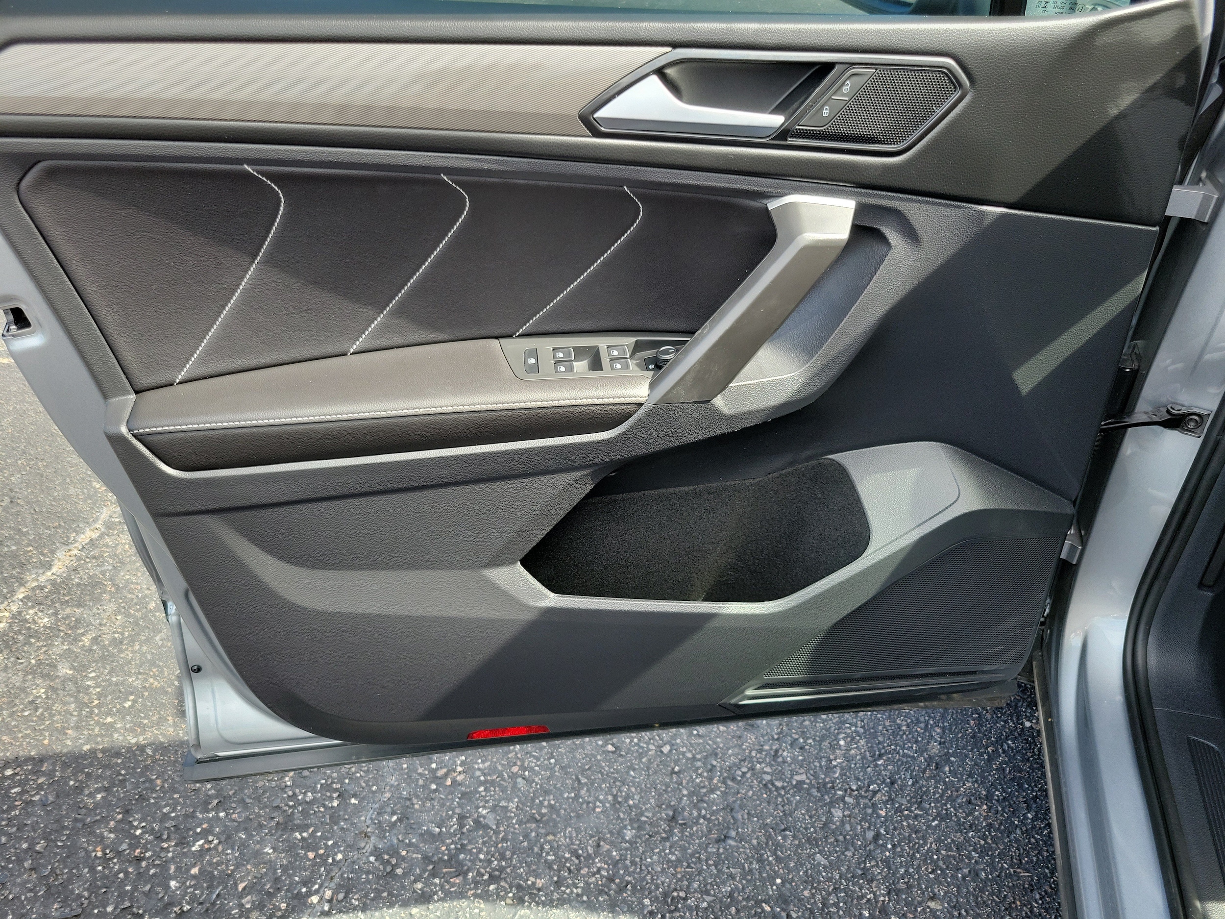 2023 Volkswagen Tiguan SE - Photo 11