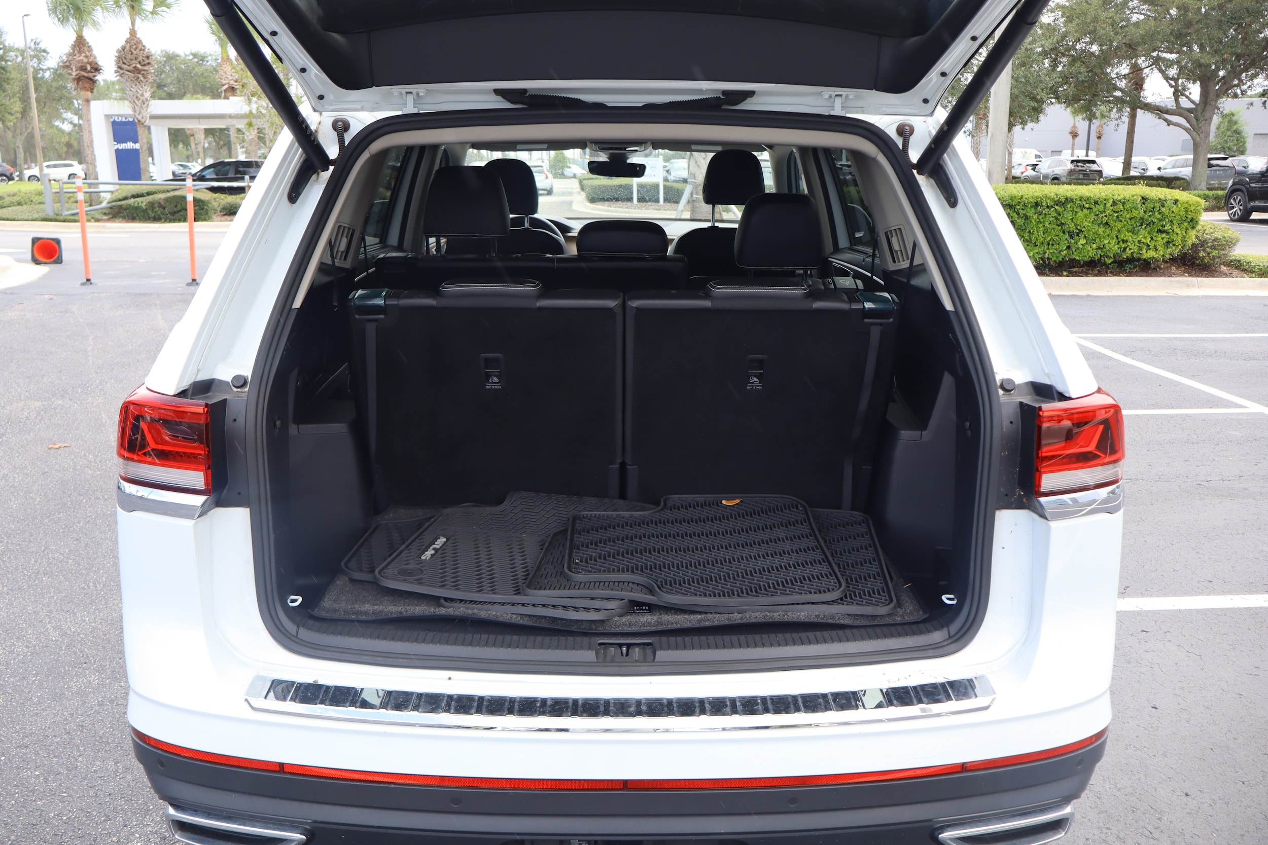 2024 Volkswagen Atlas SE w/Tech - Photo 12