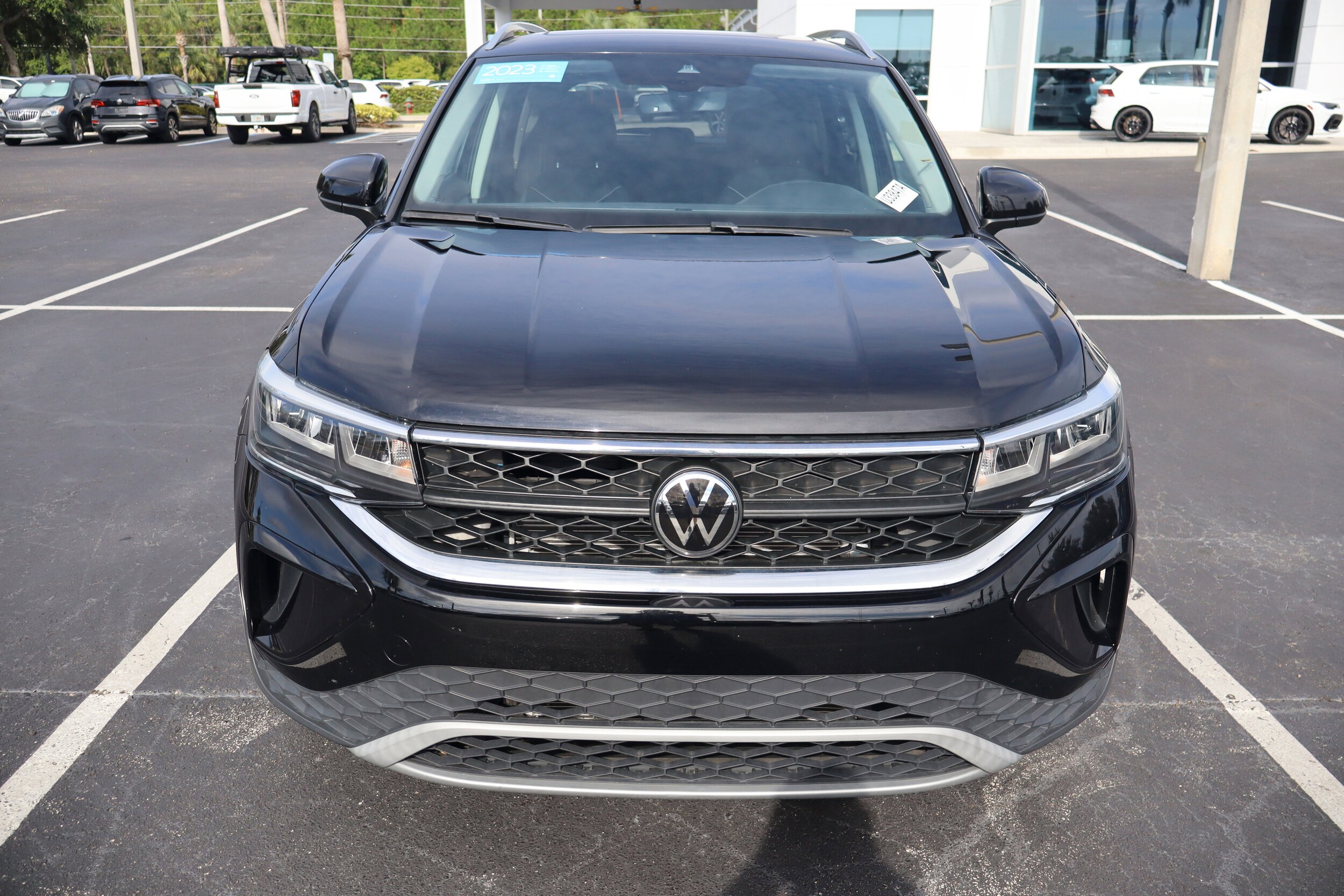 2023 Volkswagen Taos SE photo 3