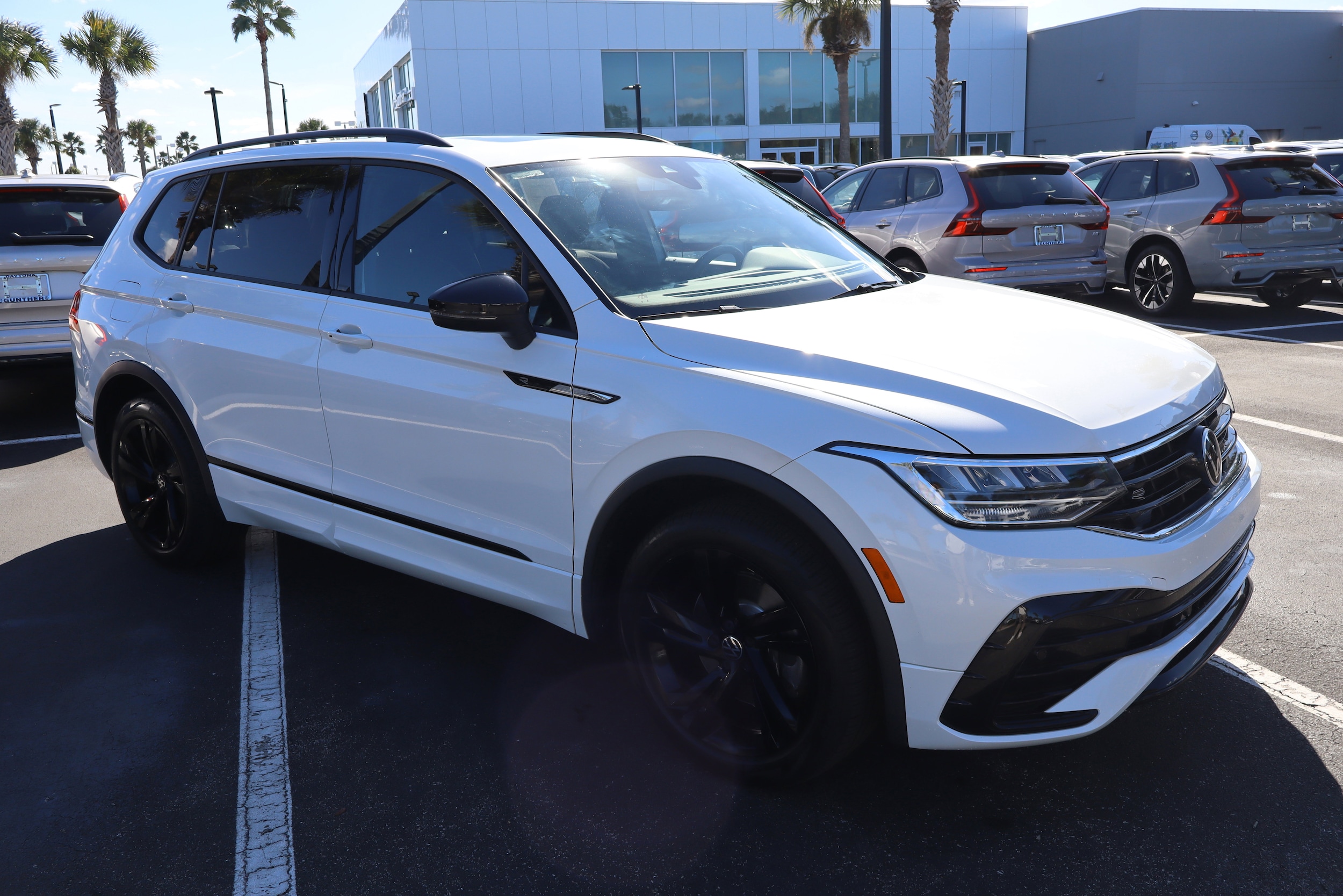 2023 Volkswagen Tiguan SE R-LINE BLACK's photo