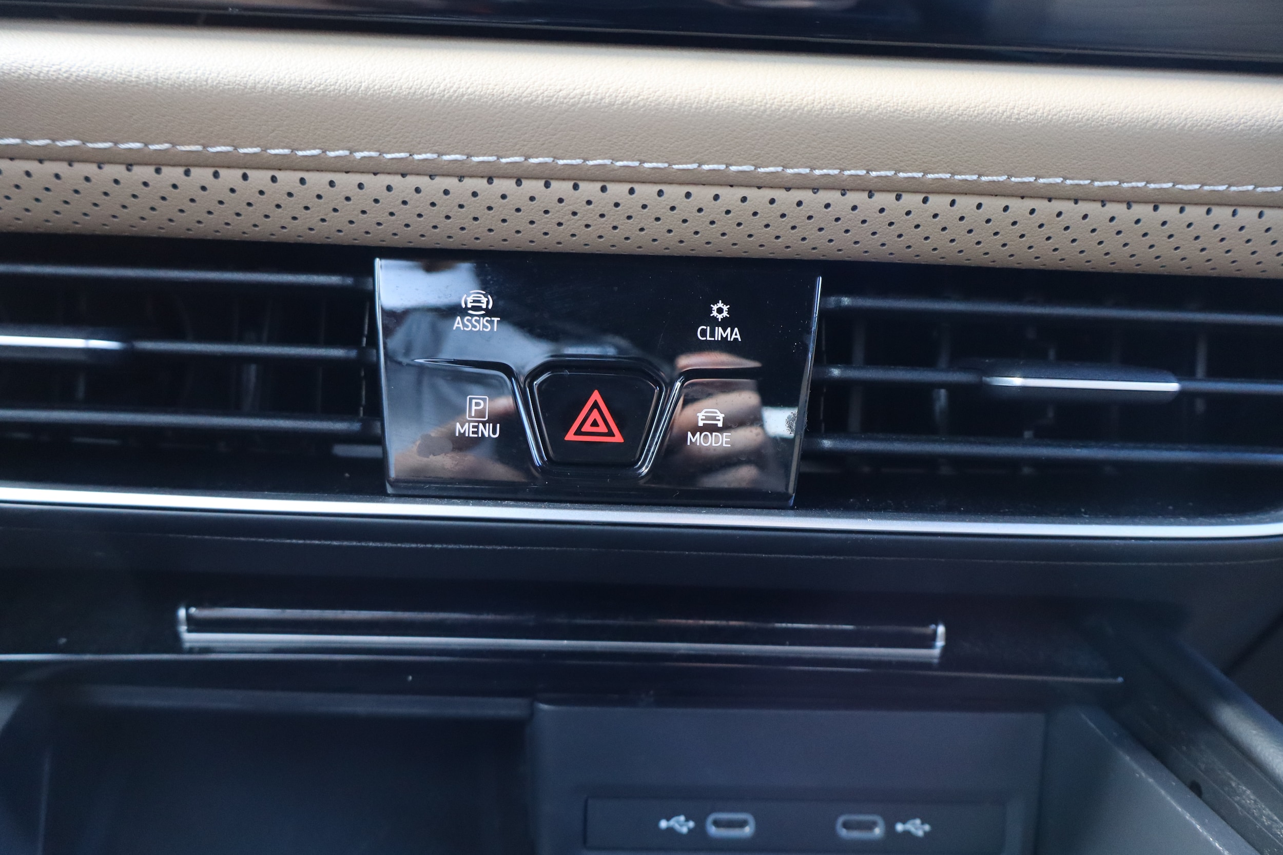 2024 Volkswagen Atlas Cross Sport SE w/Tech - Photo 25