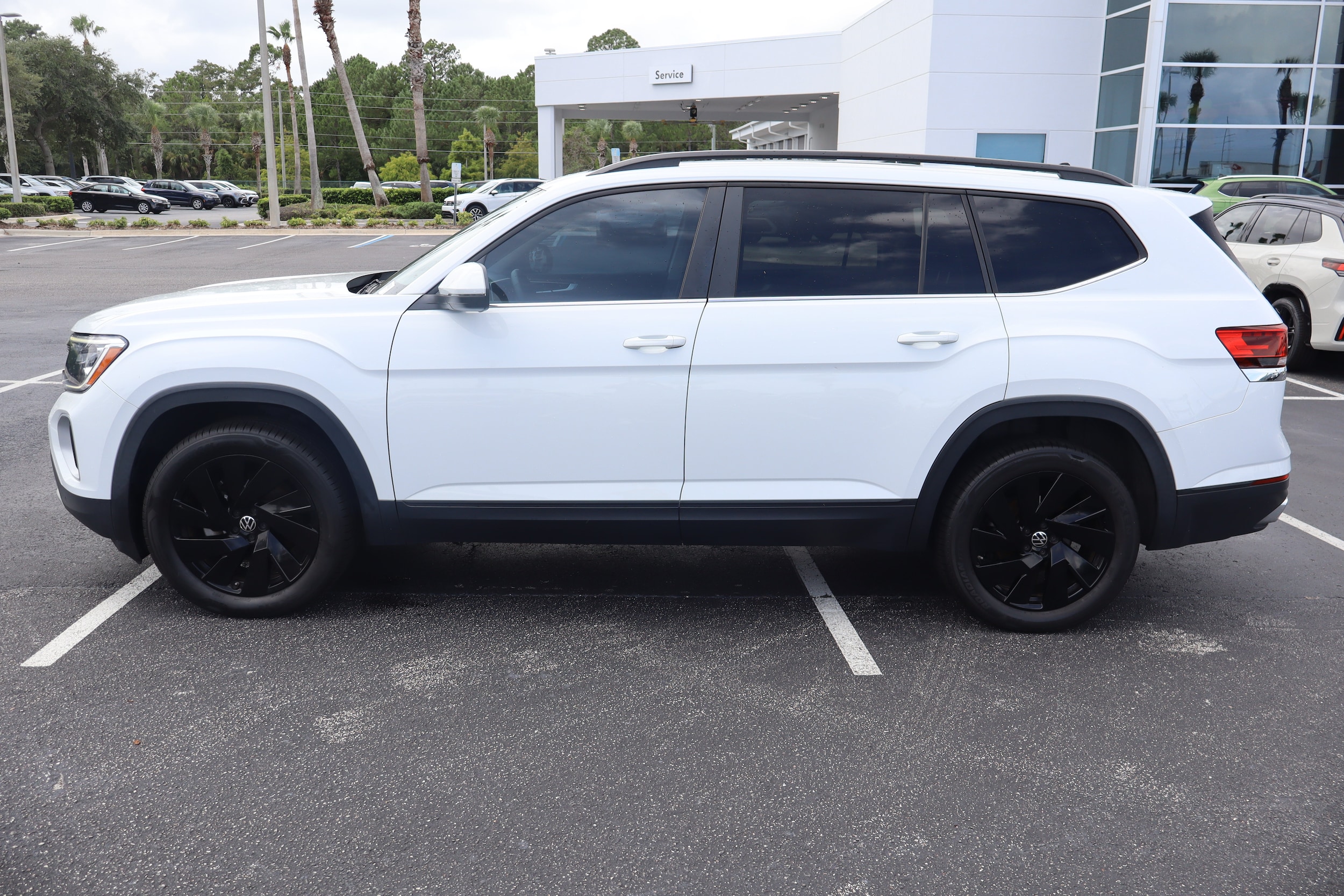 2024 Volkswagen Atlas SE w/Tech - Photo 4