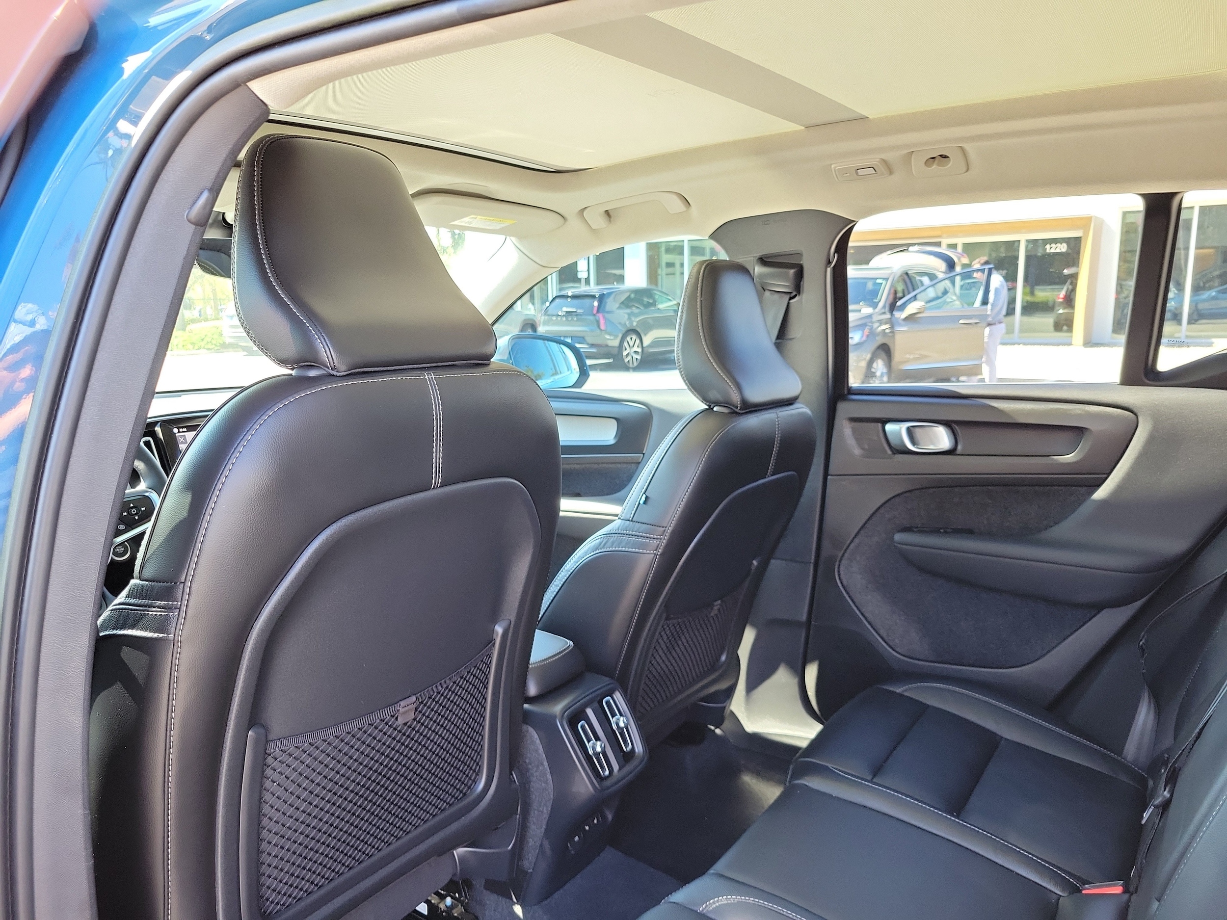 2023 Volvo XC40 Plus - Photo 11