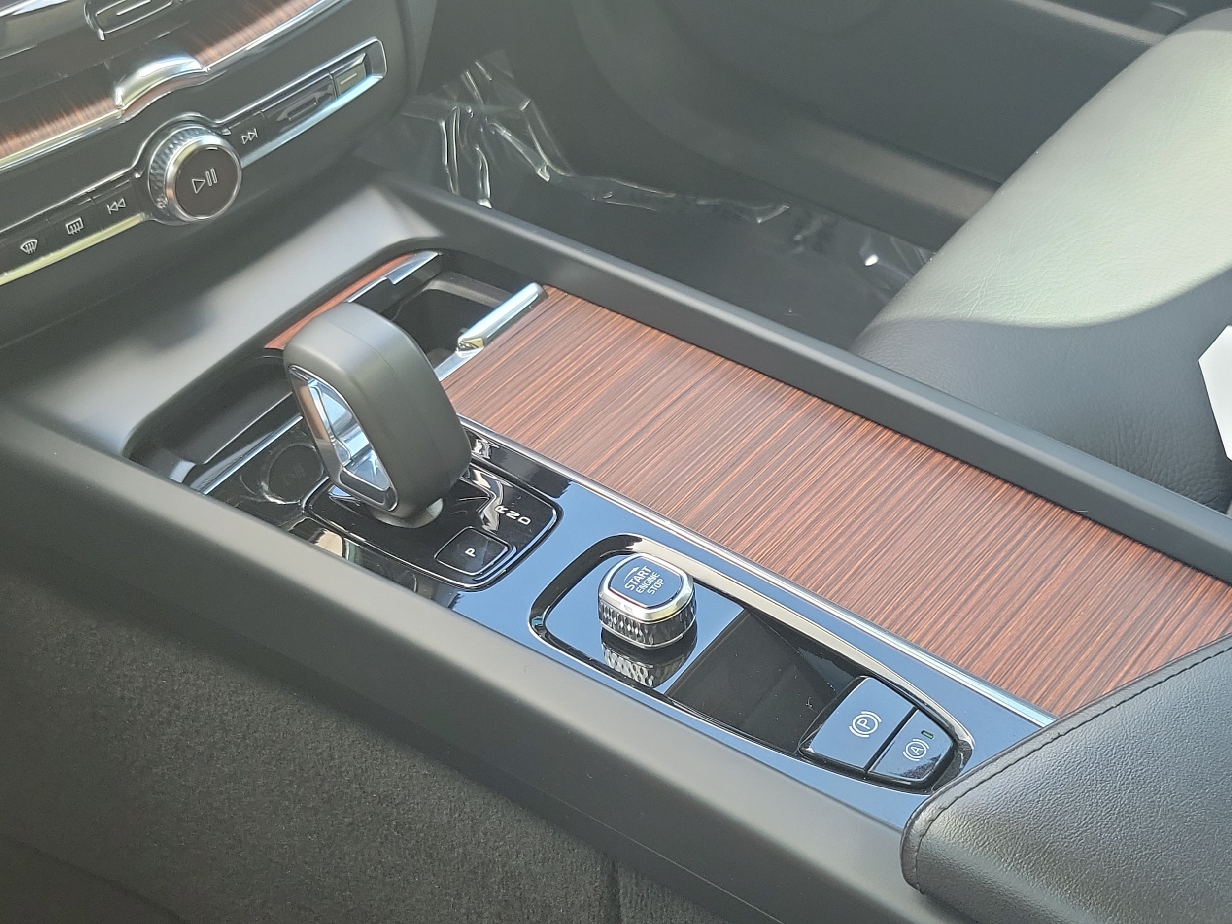 2024 Volvo XC60 Plus - Photo 25
