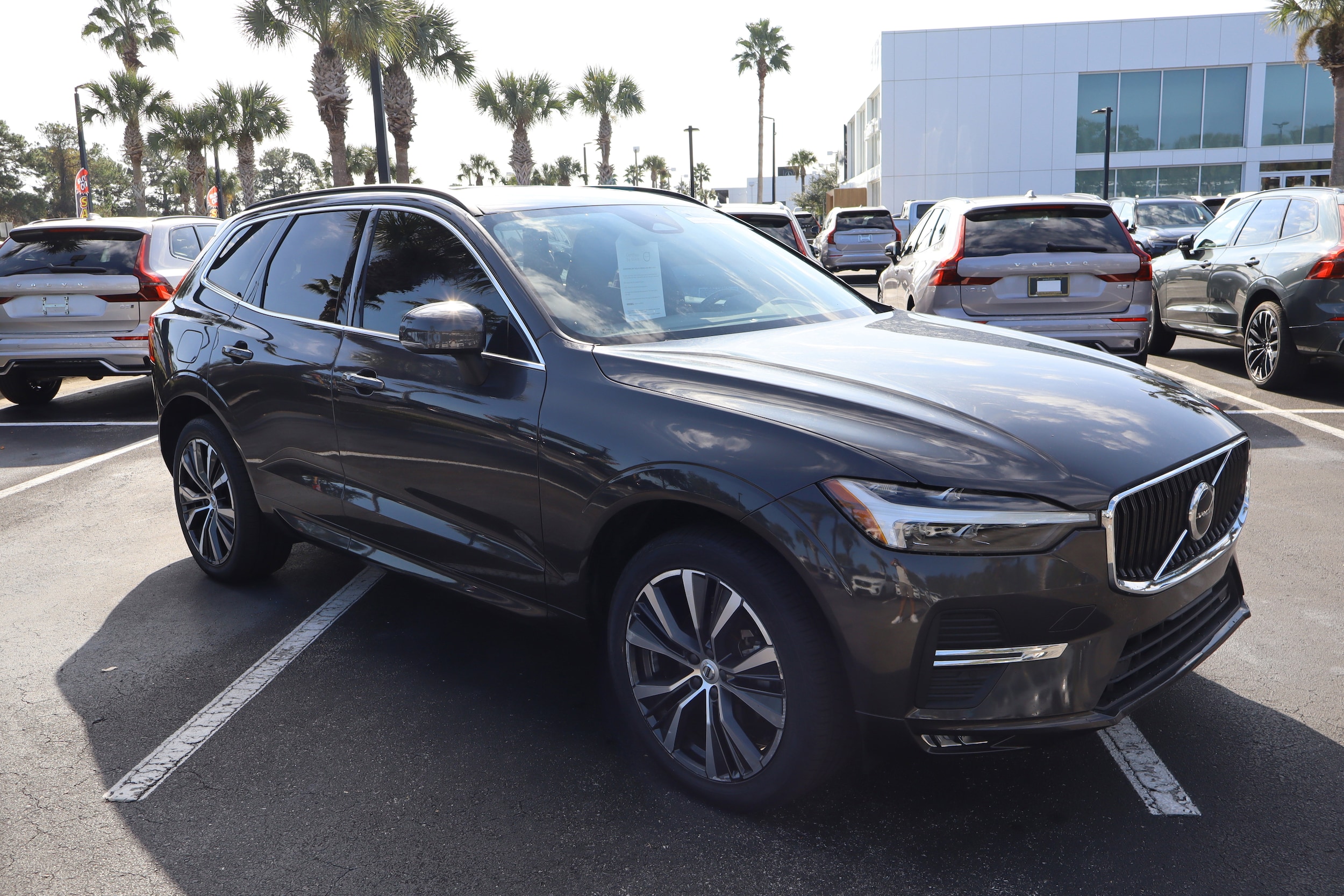 2022 Volvo XC60 Momentum's photo