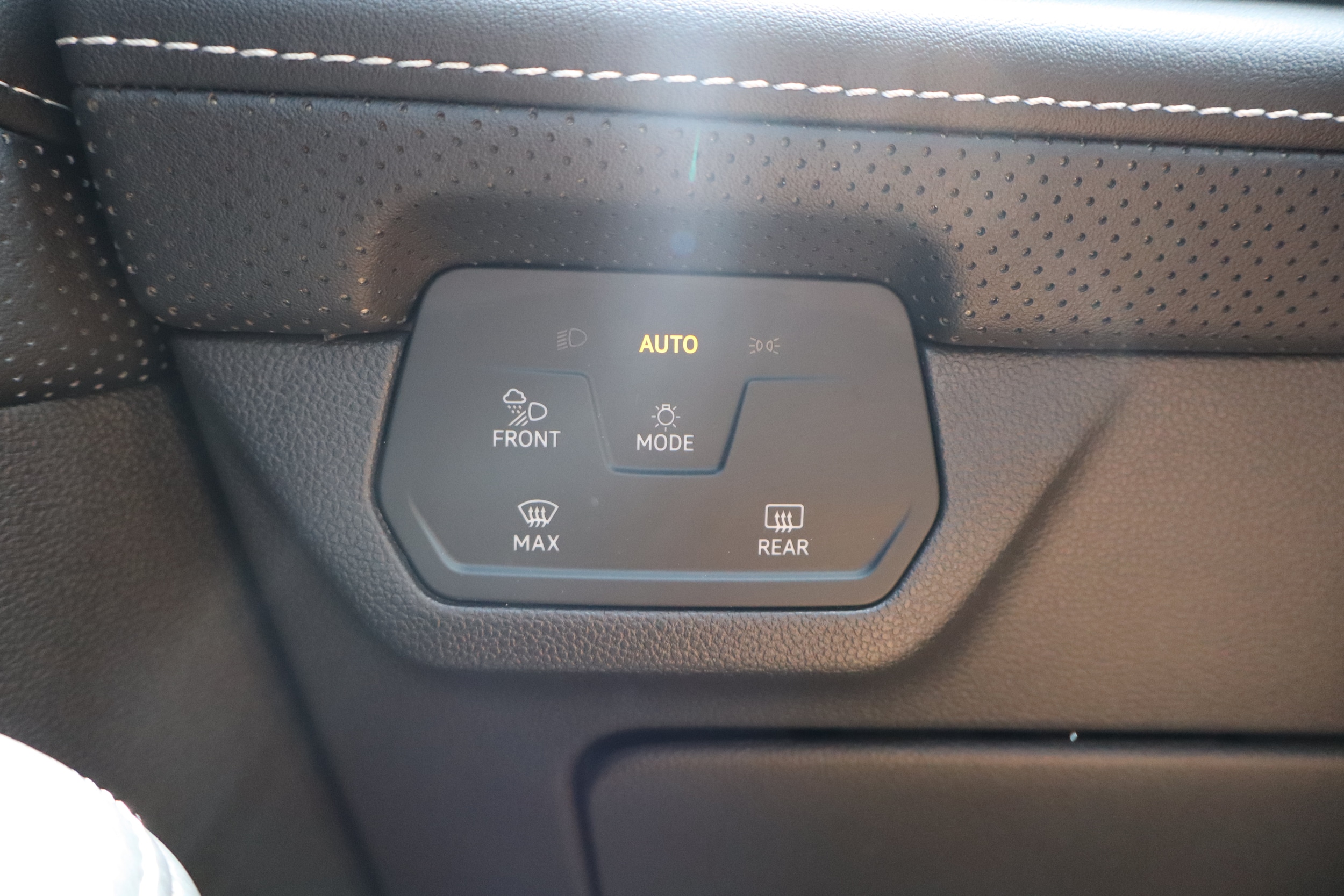 2024 Volkswagen Atlas SE w/Tech - Photo 23