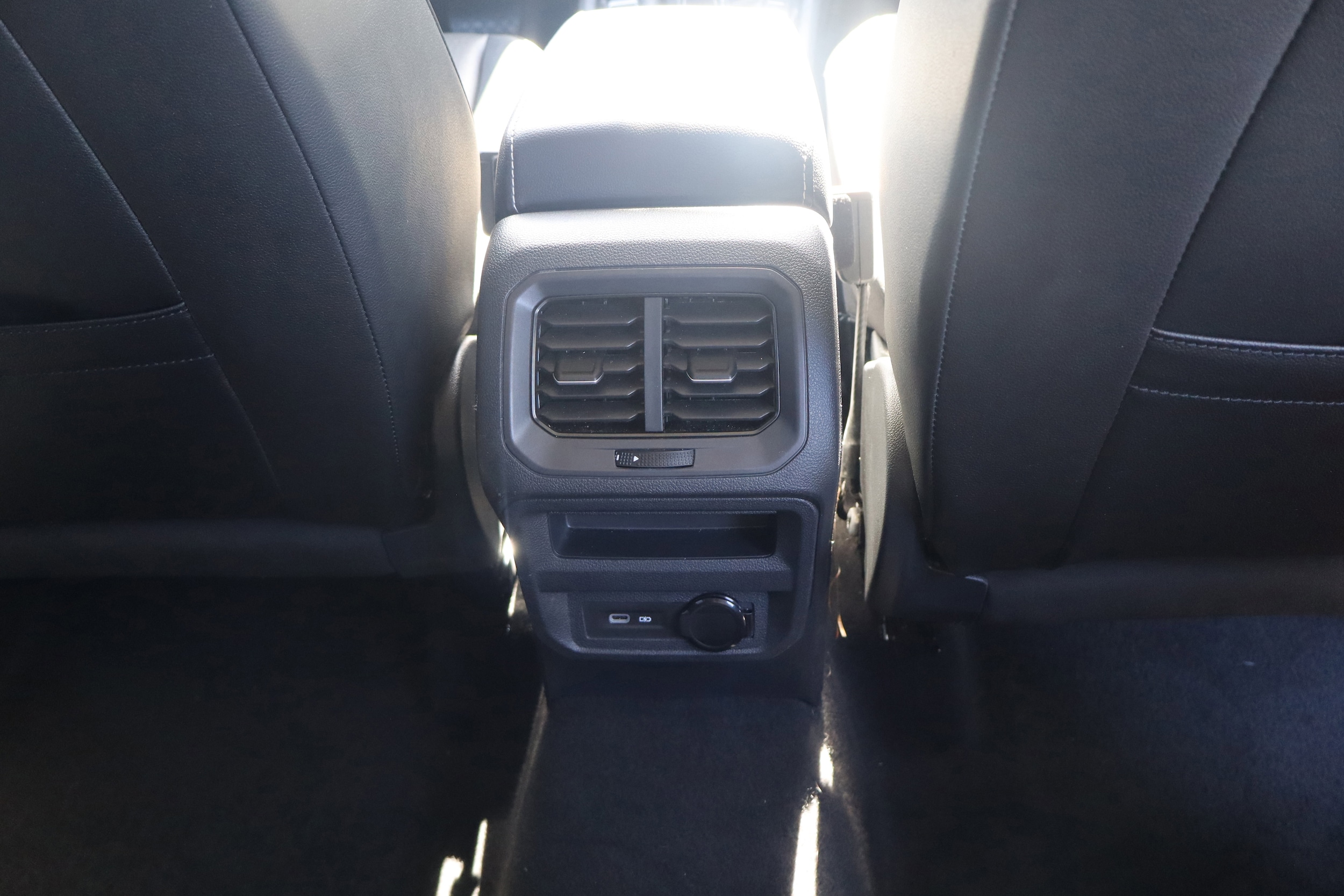 2023 Volkswagen Tiguan SE - Photo 13