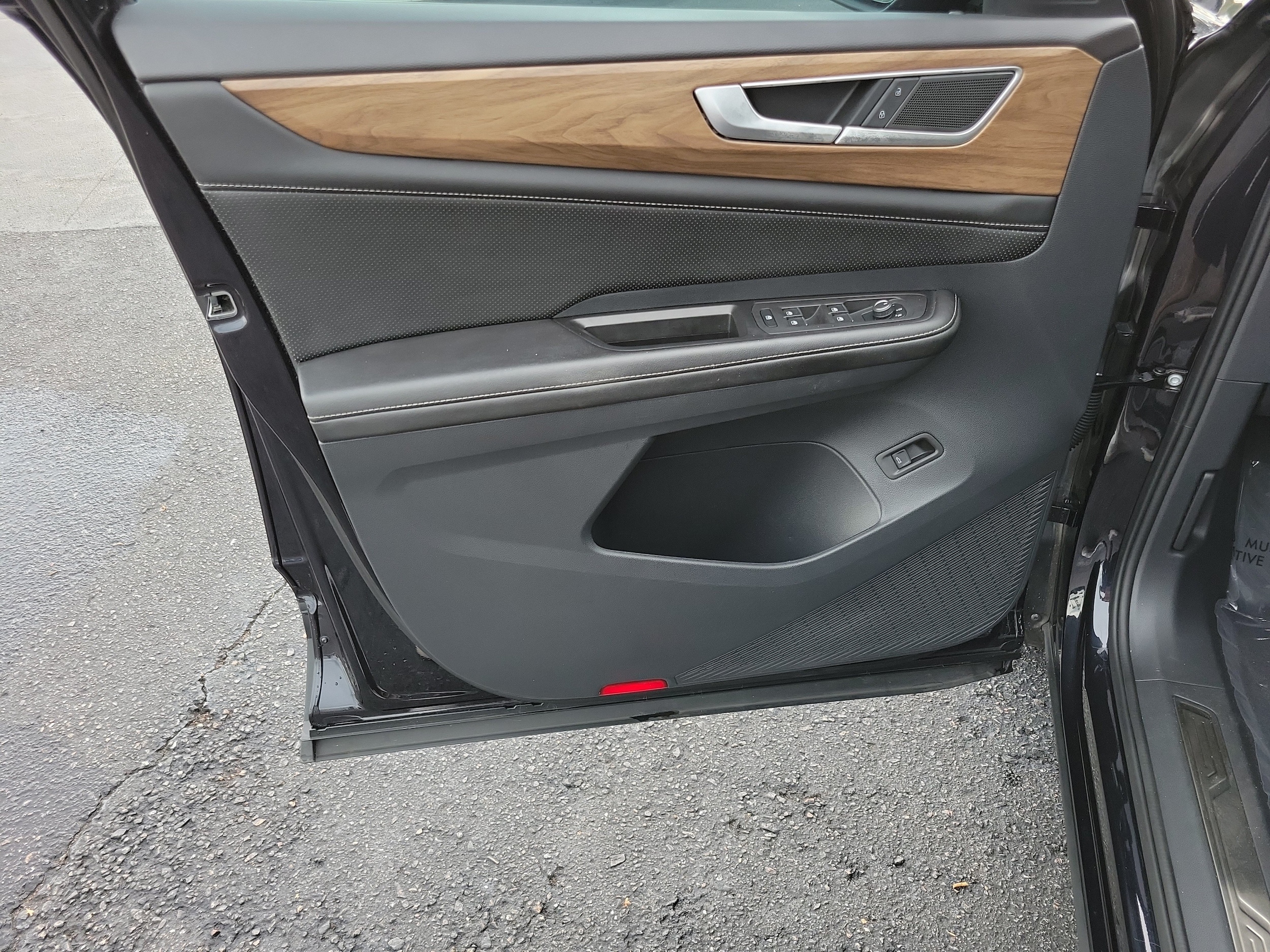 2024 Volkswagen Atlas SE w/Tech - Photo 12
