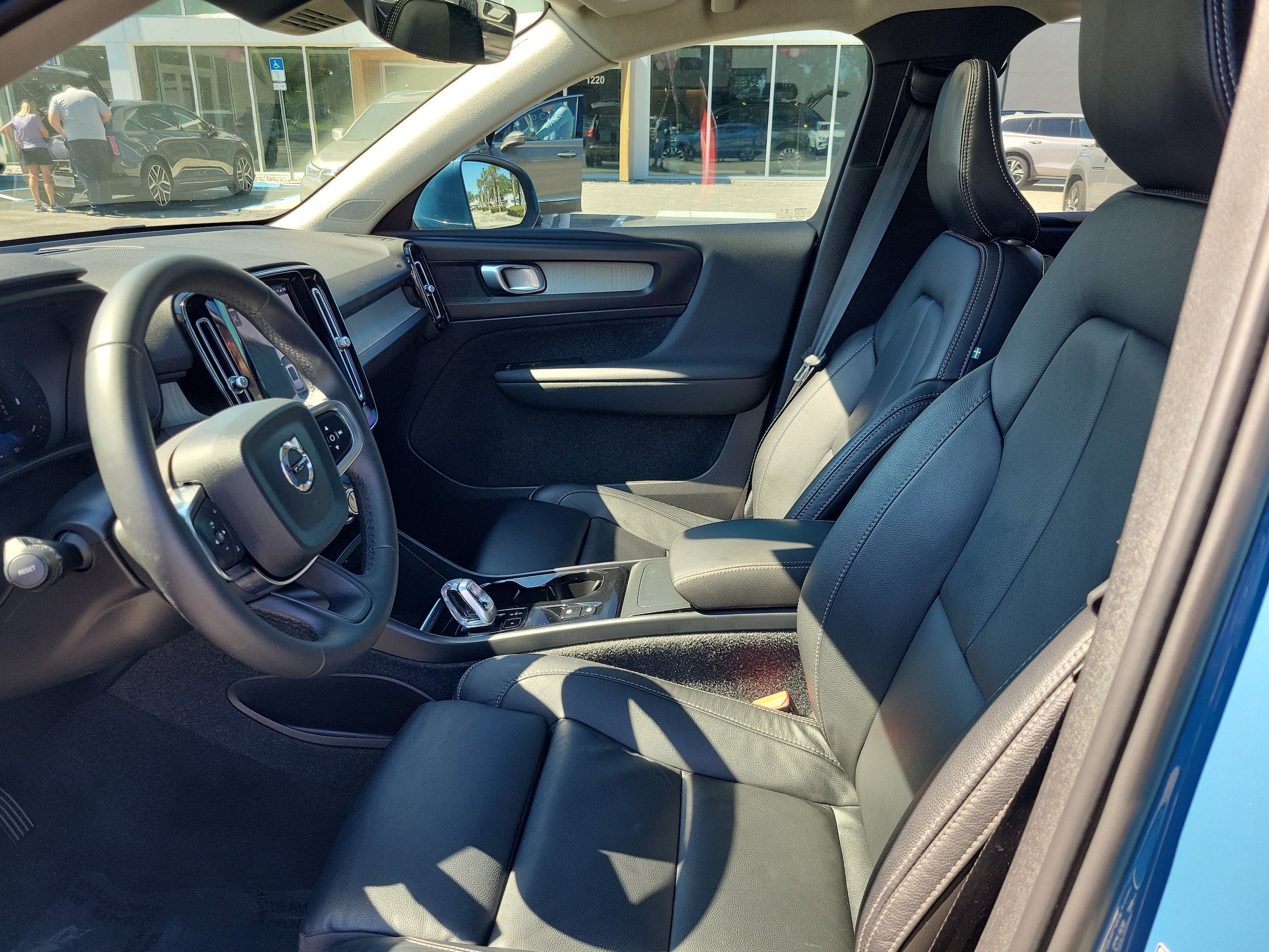 2023 Volvo XC40 Plus - Photo 18