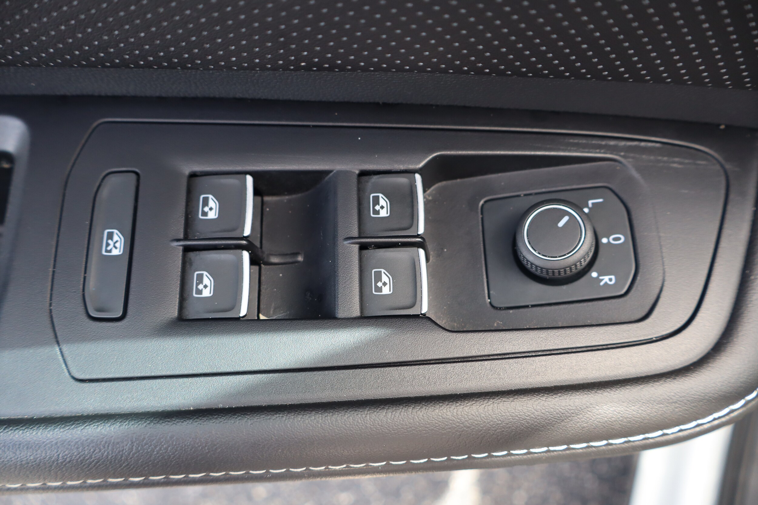 2024 Volkswagen Atlas SE w/Tech - Photo 20