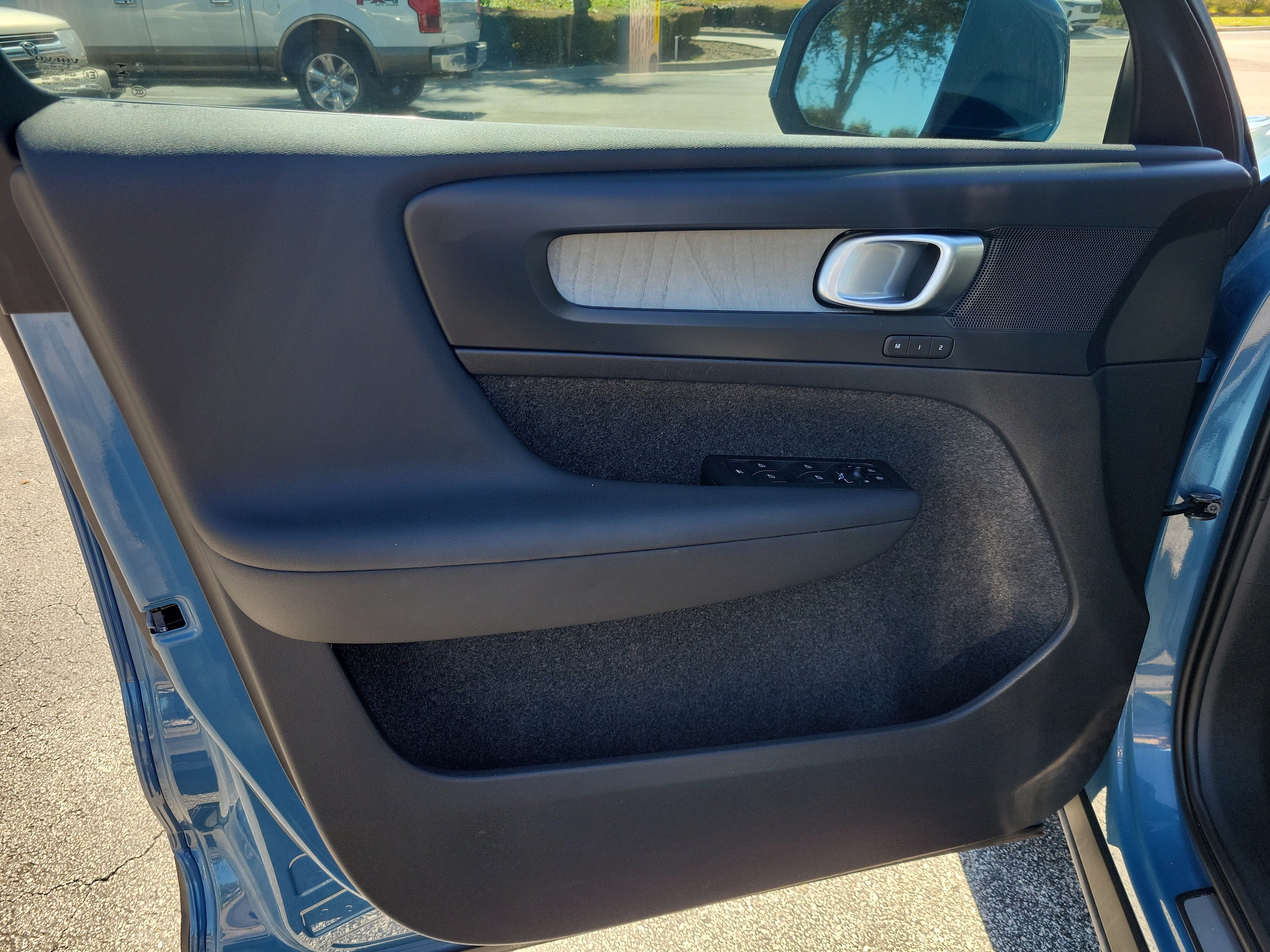 2023 Volvo XC40 Plus - Photo 15