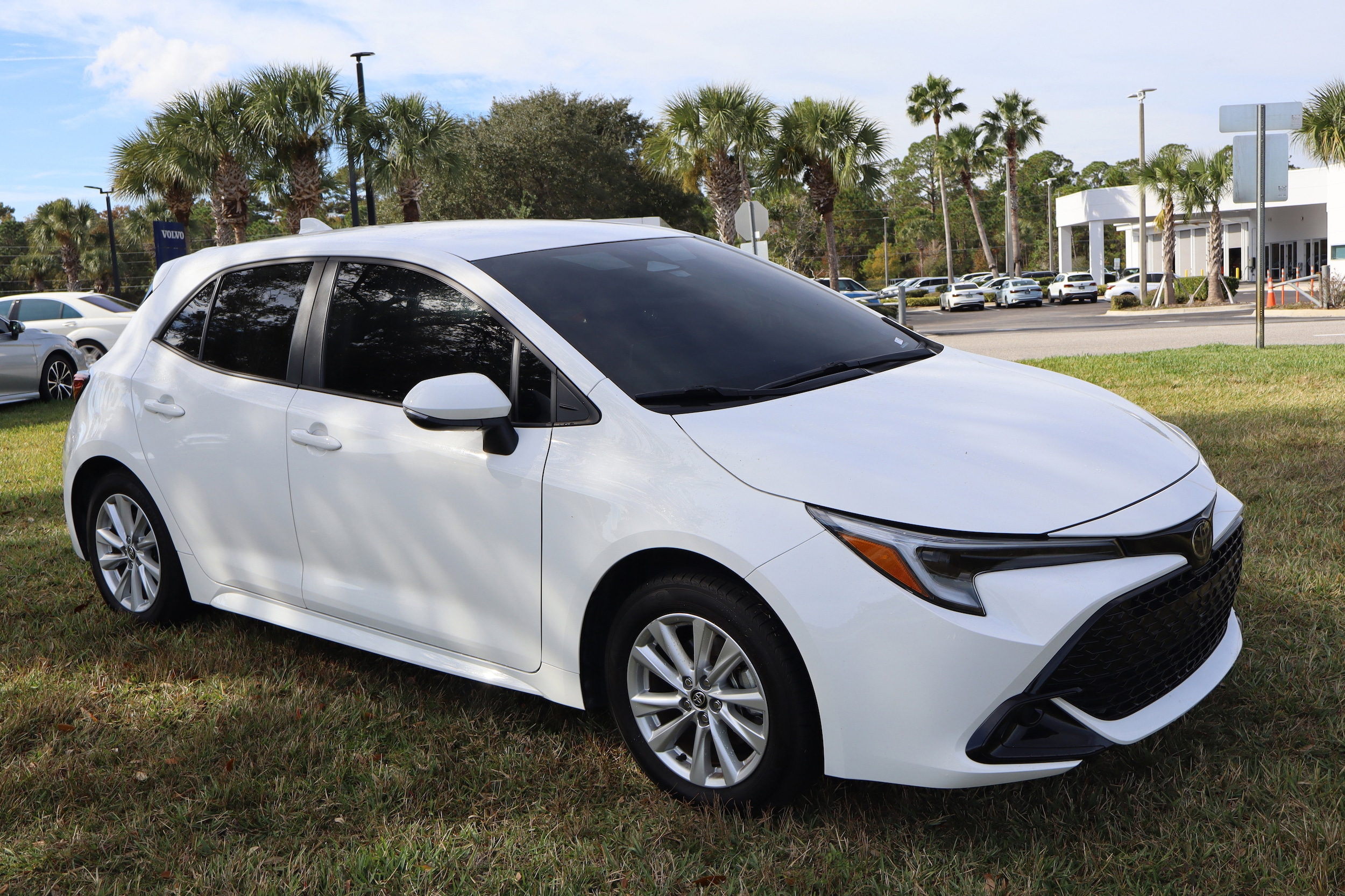 2025 Toyota Corolla Hatchback SE's photo