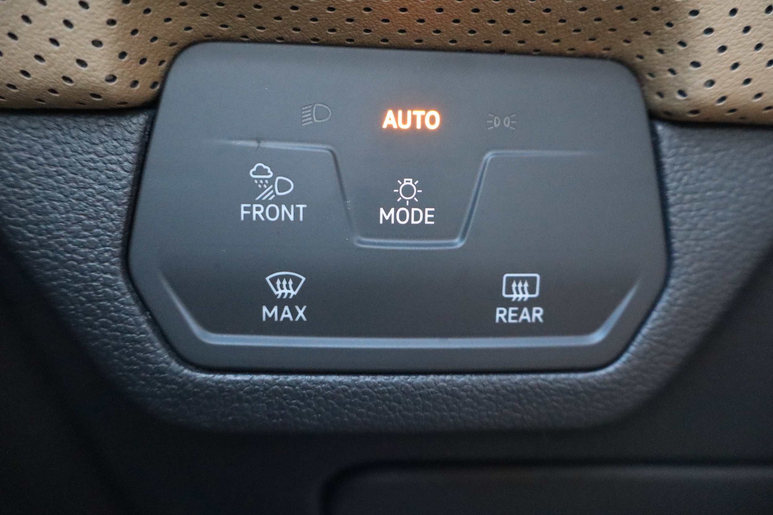 2024 Volkswagen Atlas Cross Sport SE w/Tech - Photo 26