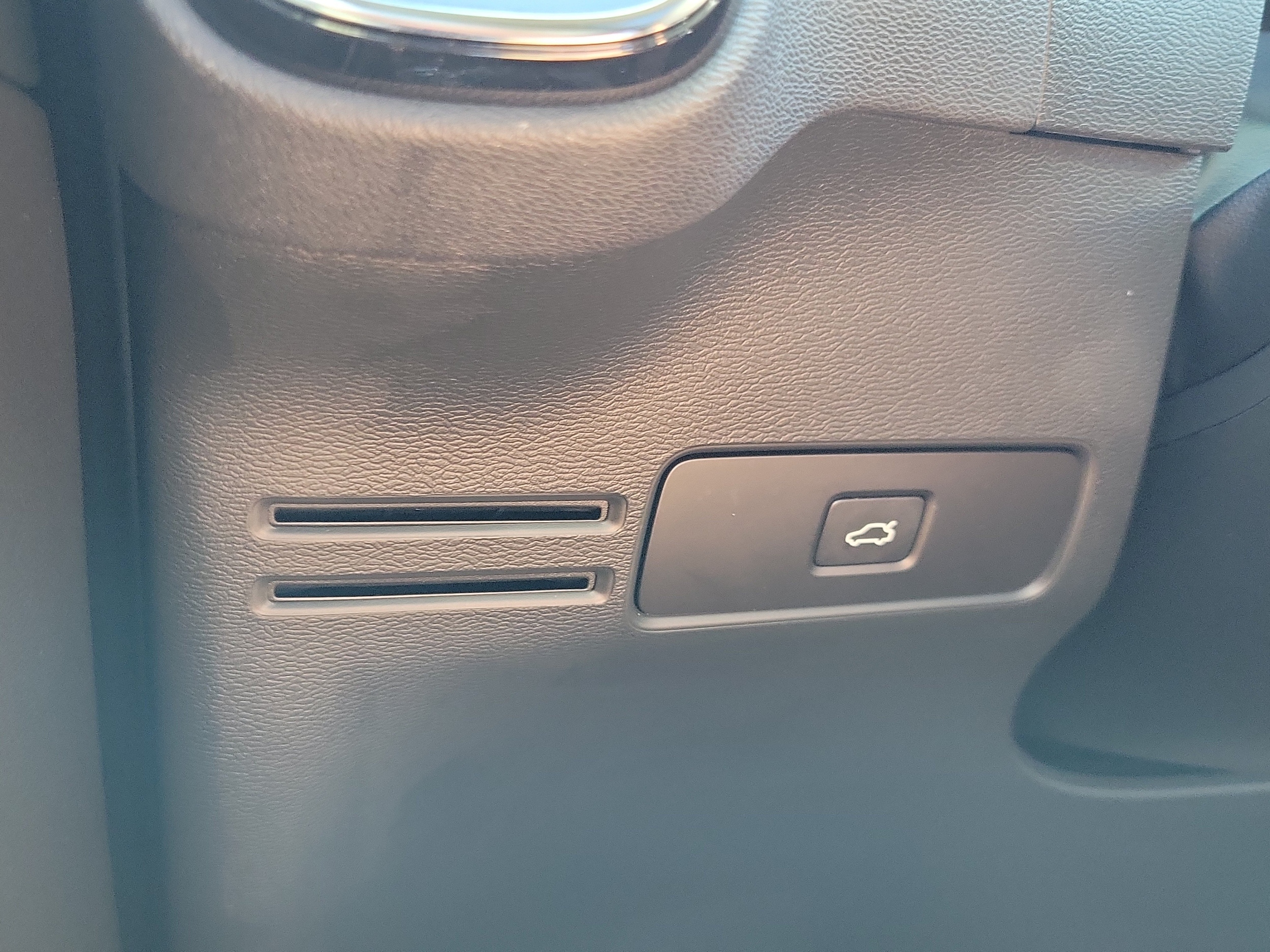 2023 Volvo XC40 Plus - Photo 30