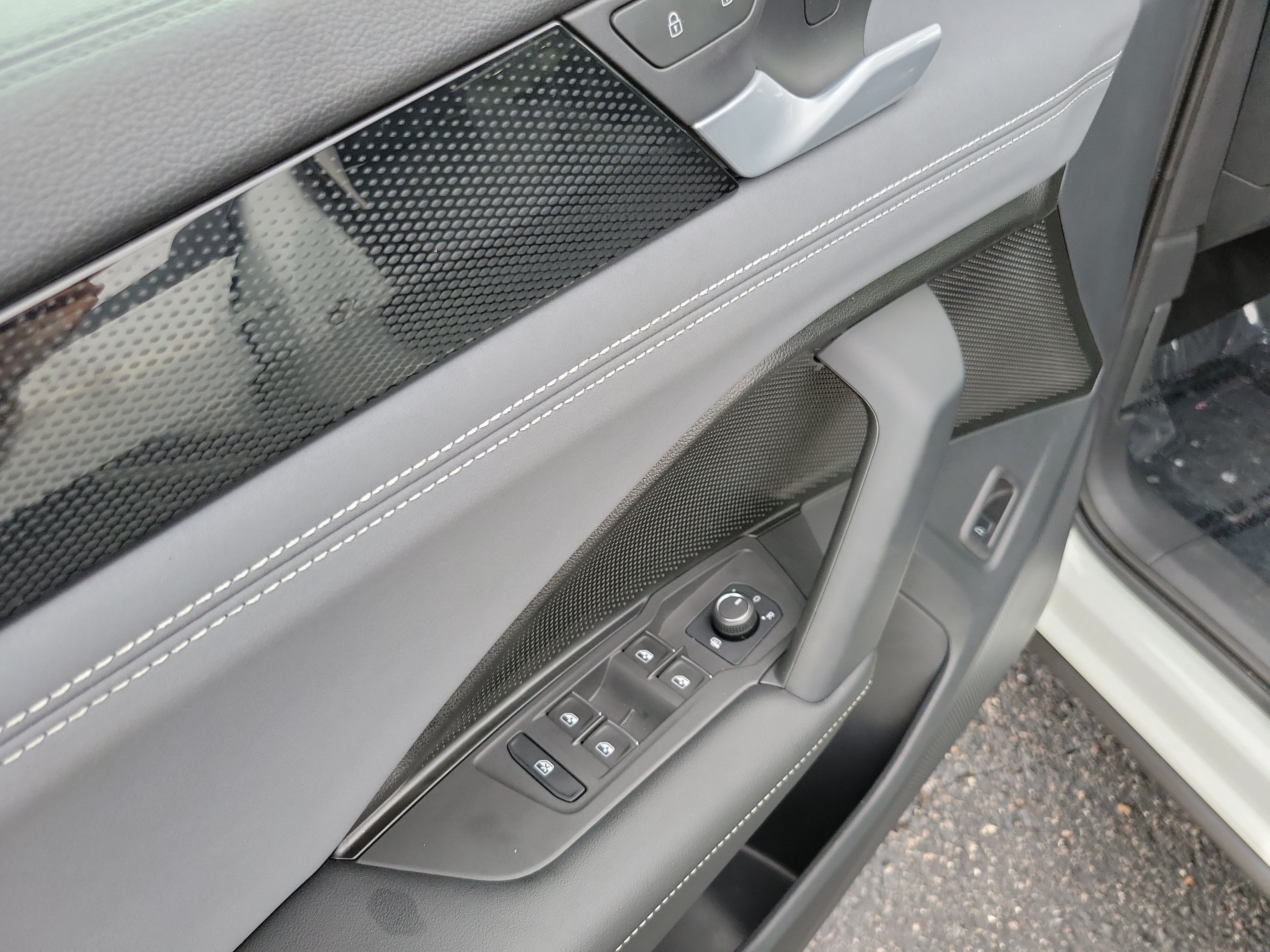 2025 Volkswagen Tiguan SE - Photo 12