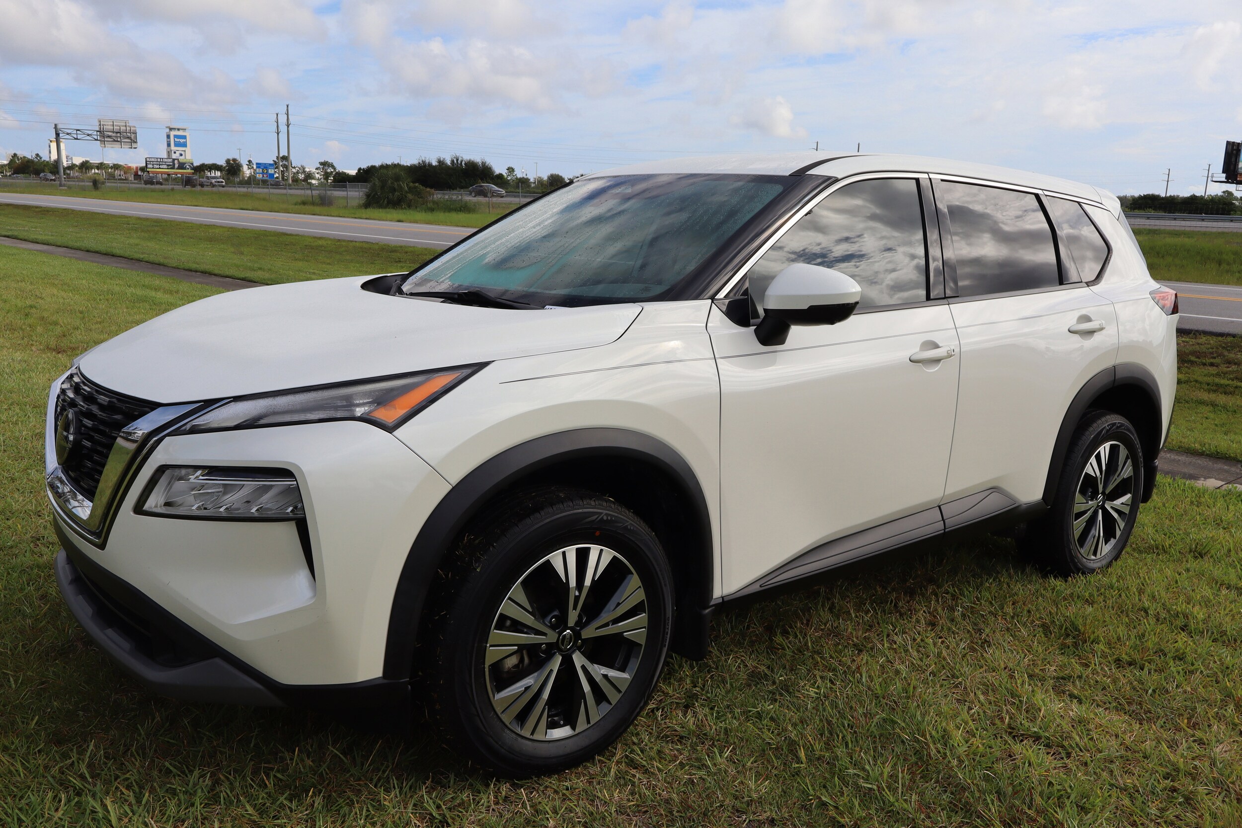 2021 Nissan Rogue SV photo 2