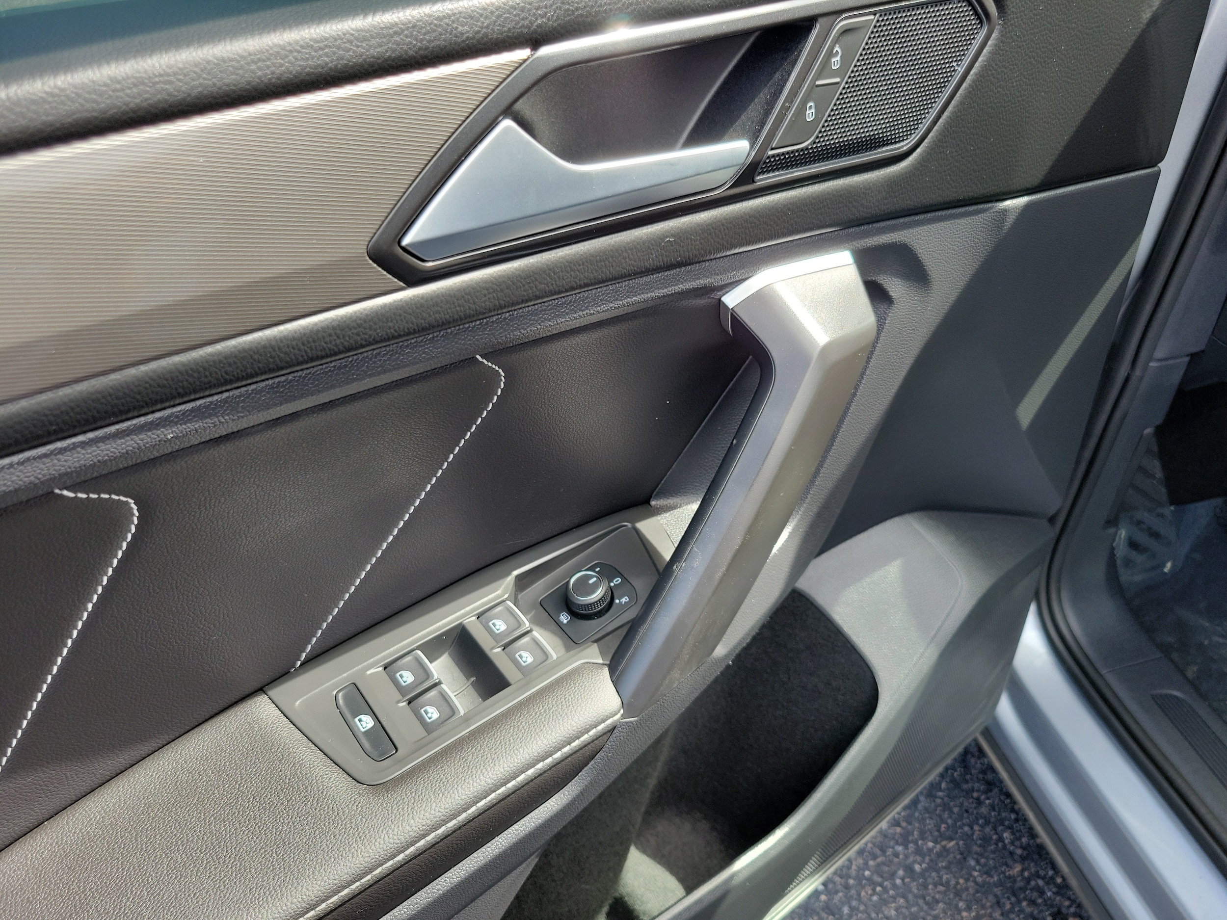2023 Volkswagen Tiguan SE - Photo 12
