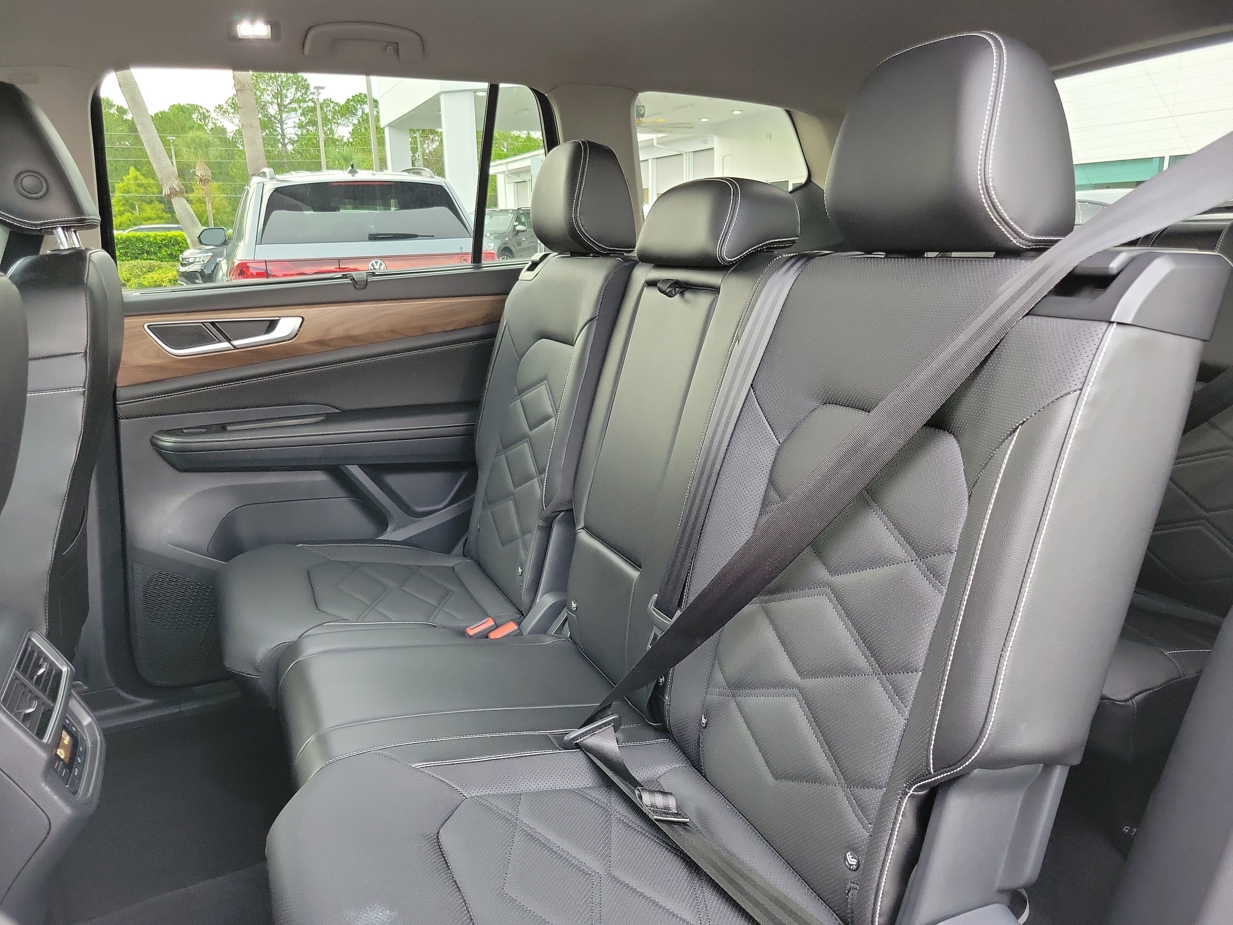 2024 Volkswagen Atlas SE w/Tech - Photo 8