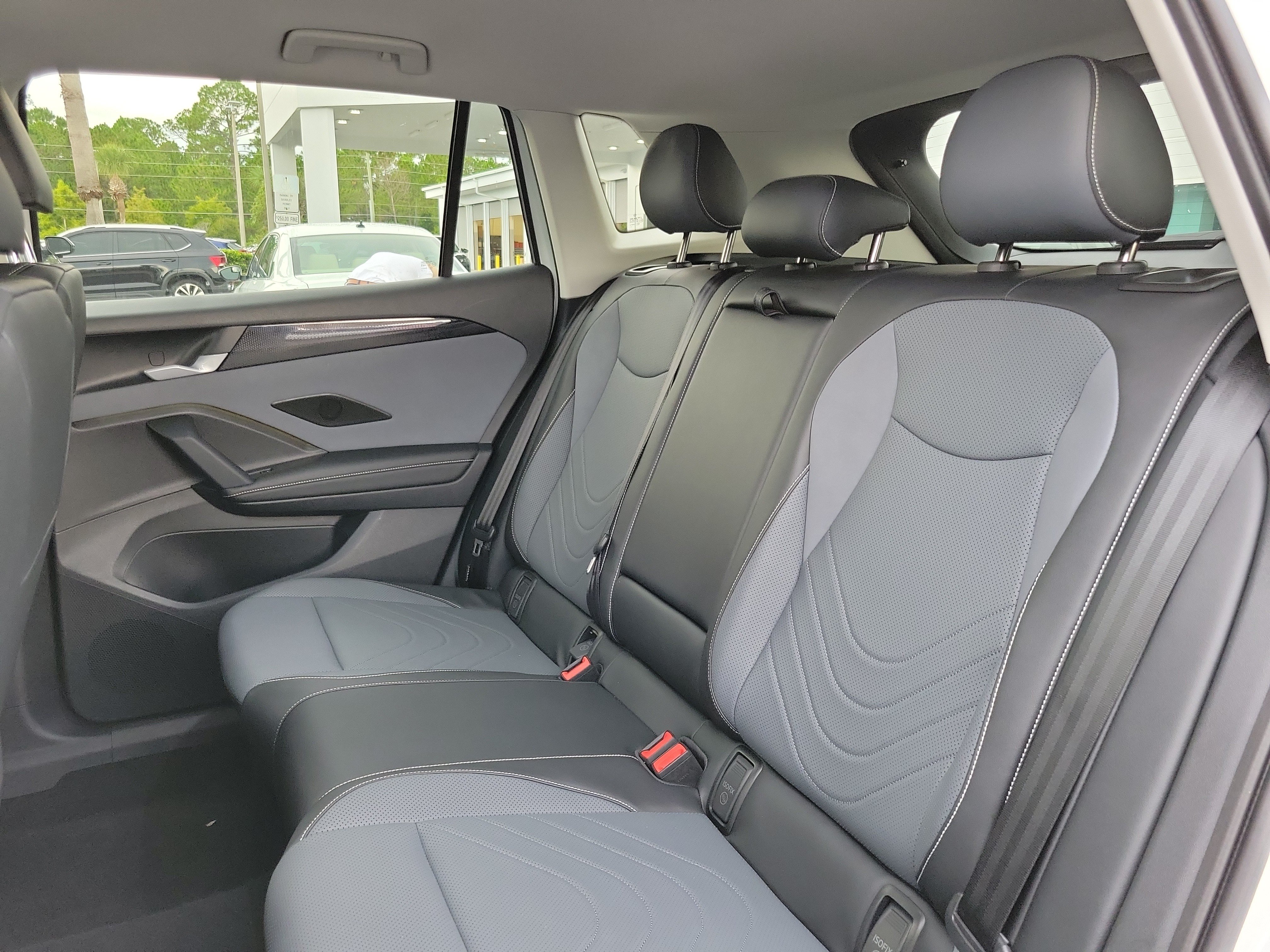 2025 Volkswagen Tiguan SE - Photo 8