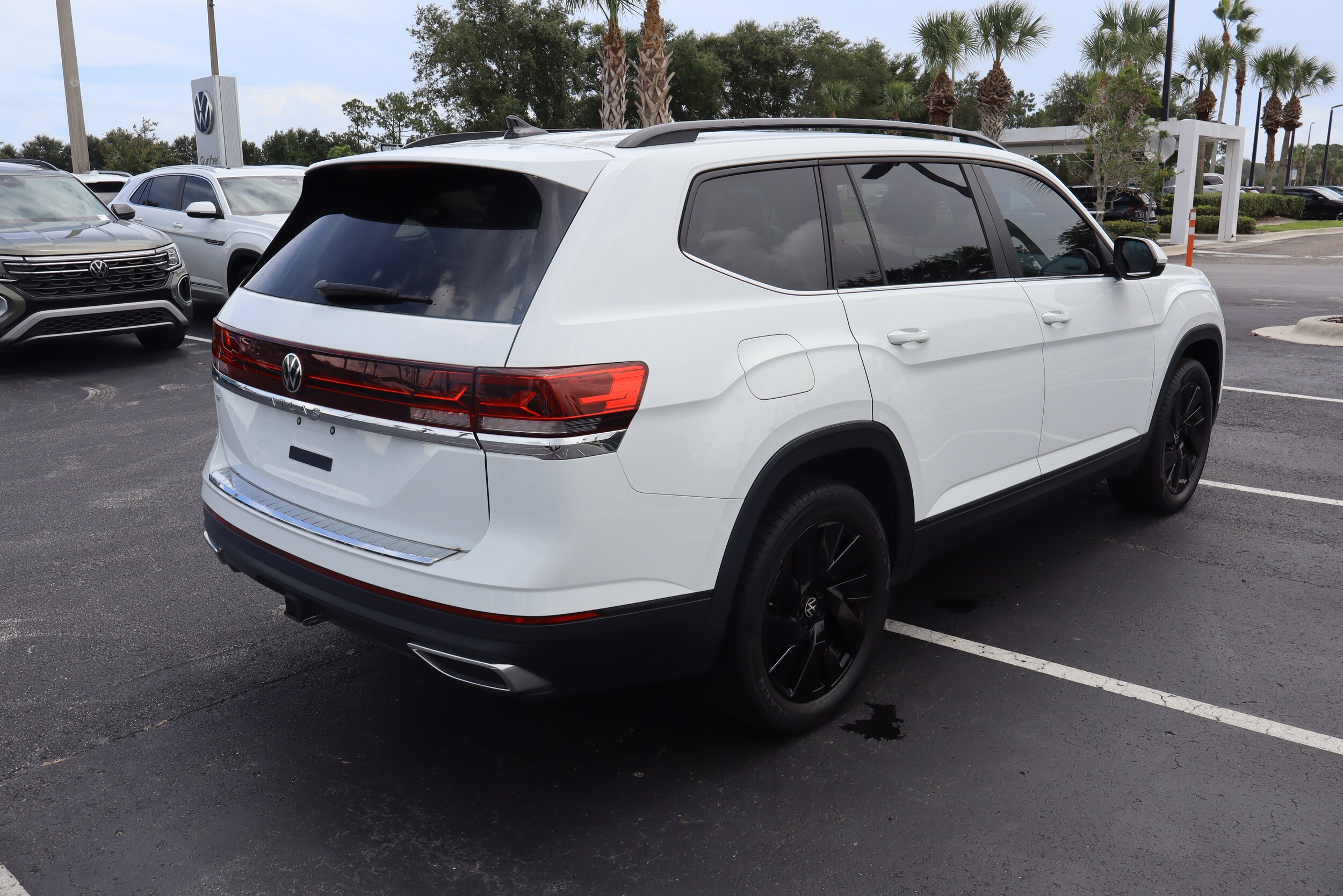 2024 Volkswagen Atlas SE w/Tech - Photo 7