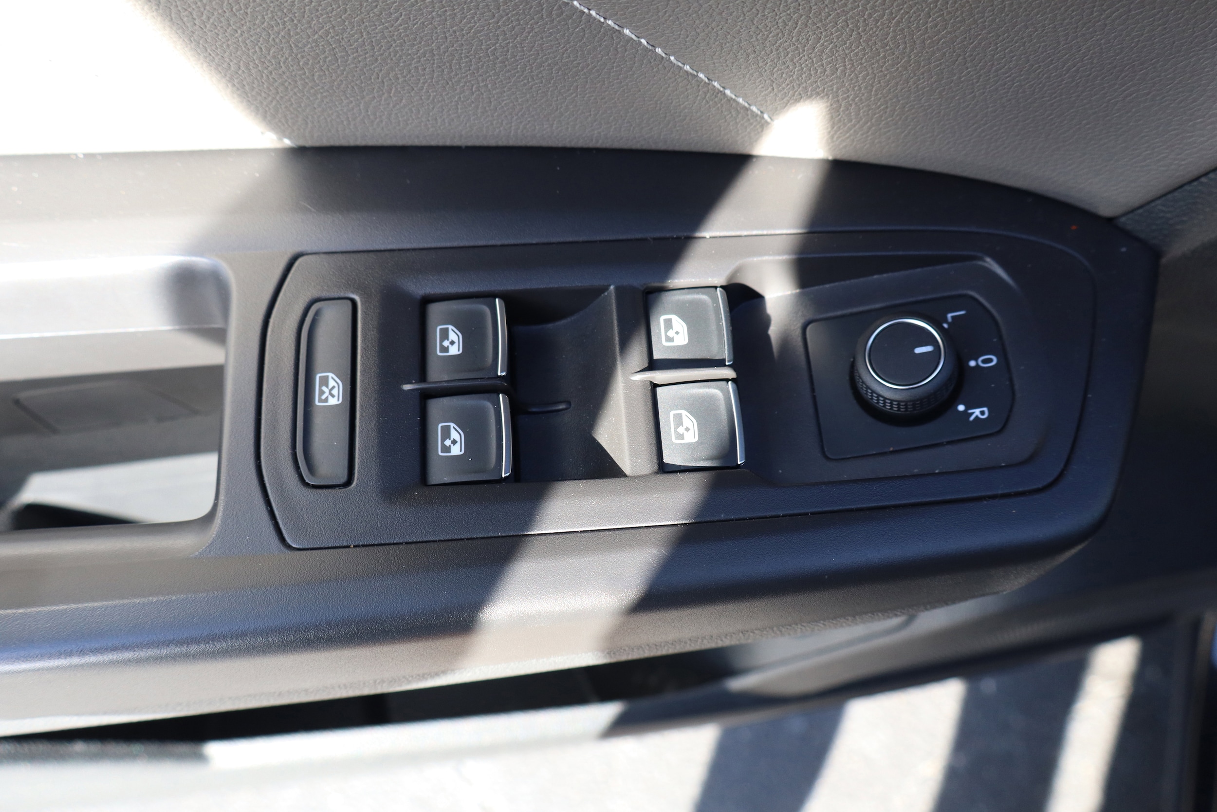 2023 Volkswagen Atlas SE w/Tech - Photo 14