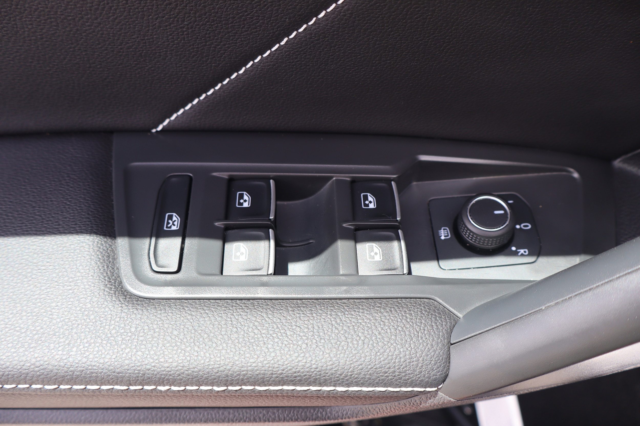2023 Volkswagen Tiguan SE - Photo 11