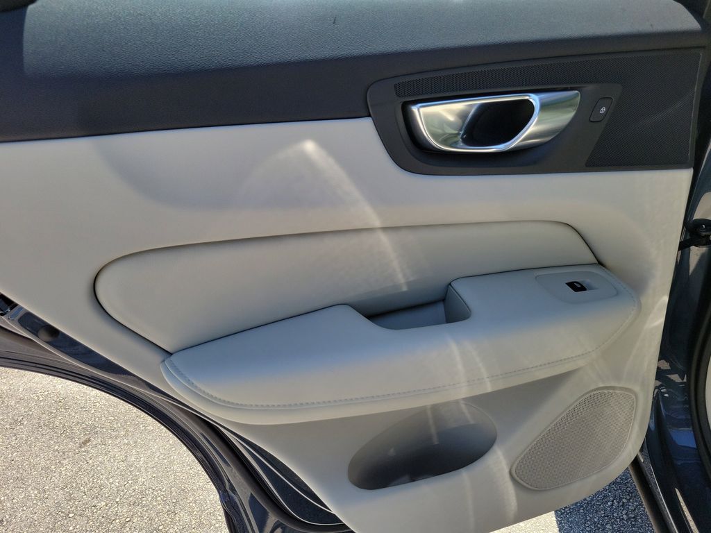 2025 Volvo XC60 Plus - Photo 10