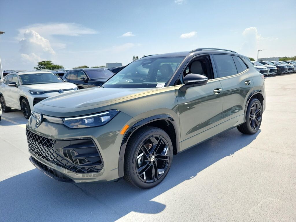 New 2026 Volkswagen Tiguan SE R-Line Black SUV