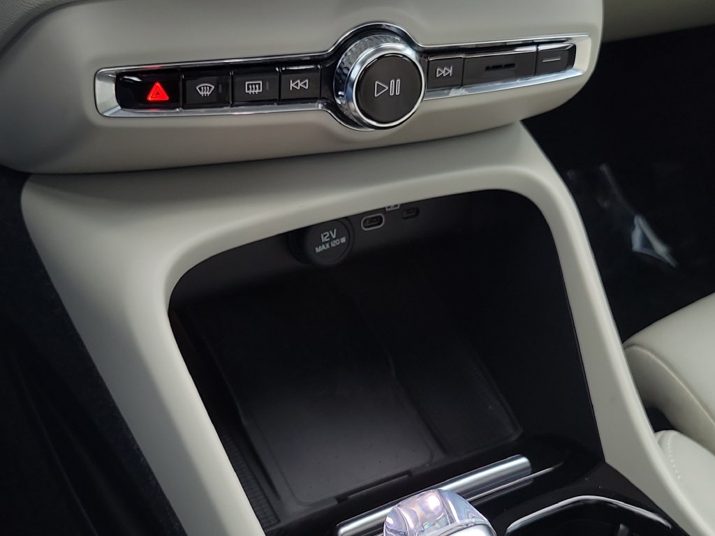 2024 Volvo XC40 Plus - Photo 30