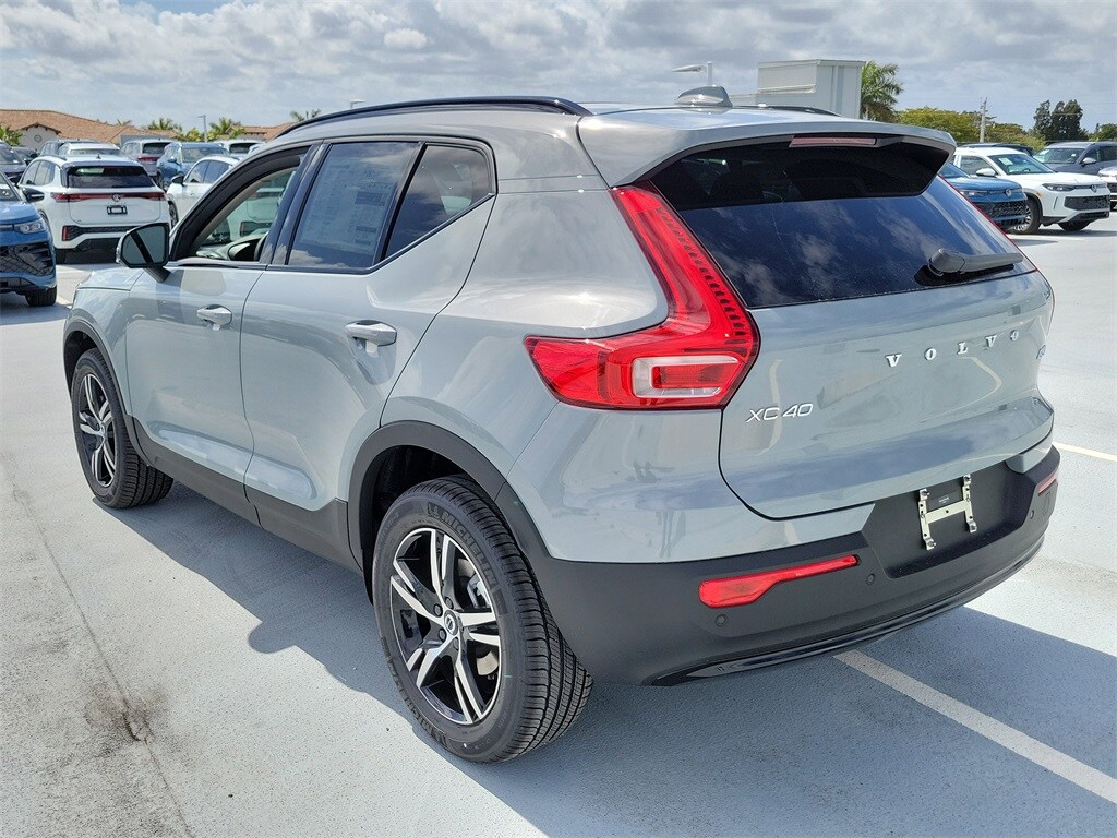 New 2026 Volvo XC40 B5 Core SUV