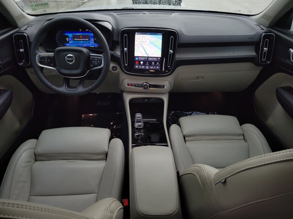 2024 Volvo XC40 Plus - Photo 15