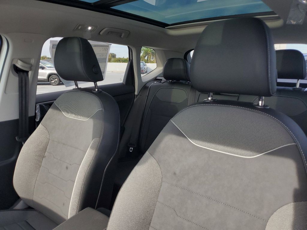 2025 Volkswagen Taos SE Black - Photo 23