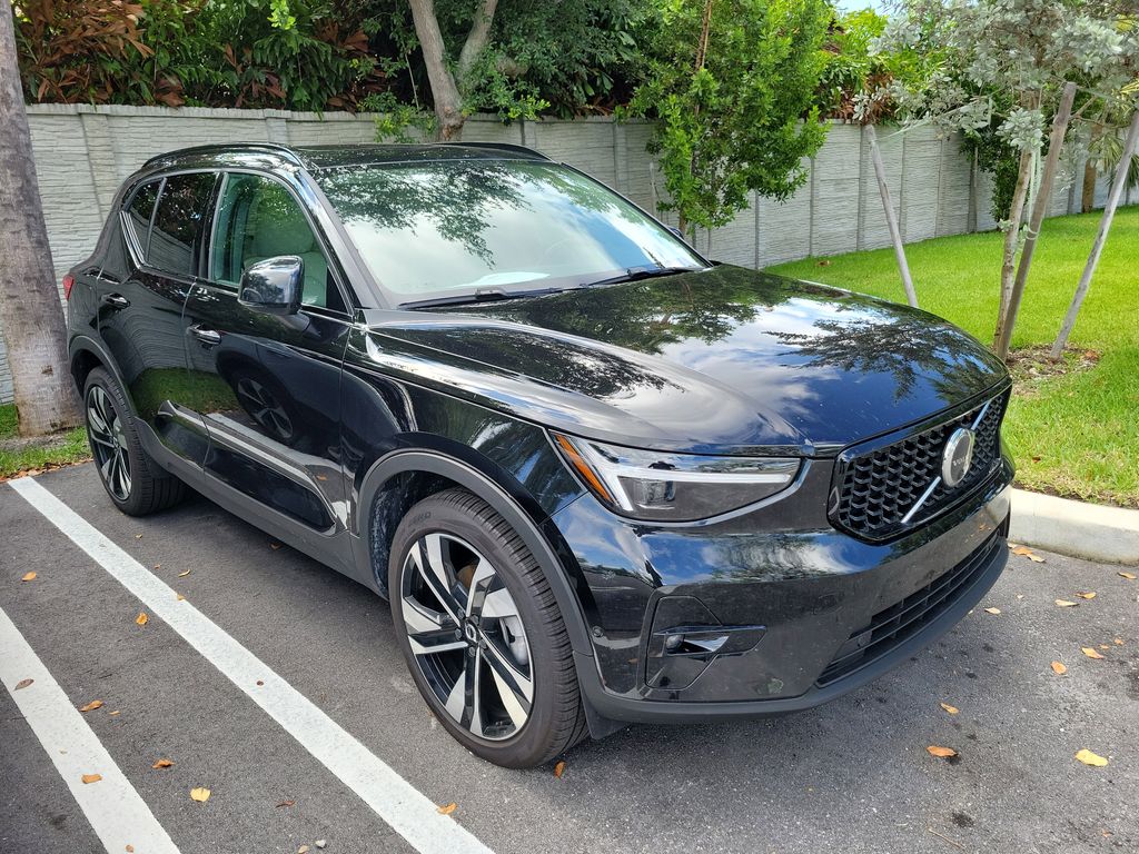 2024 Volvo XC40 B5 Ultimate Dark AWD's photo