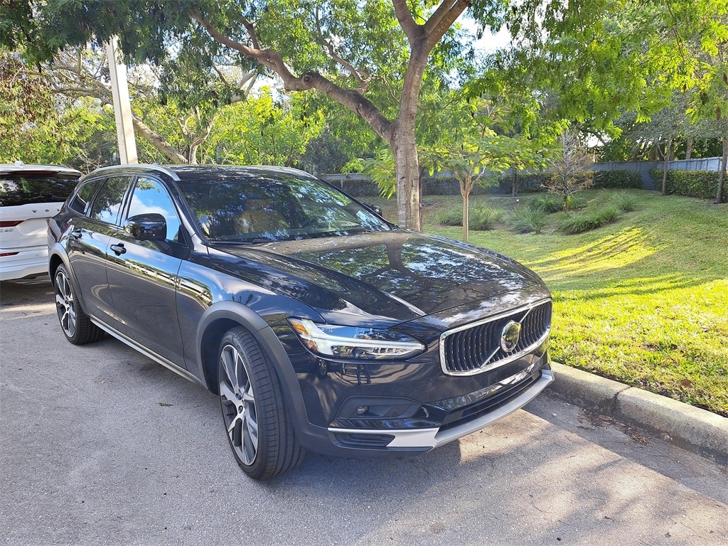 2025 Volvo V90 Cross Country Ultra's photo