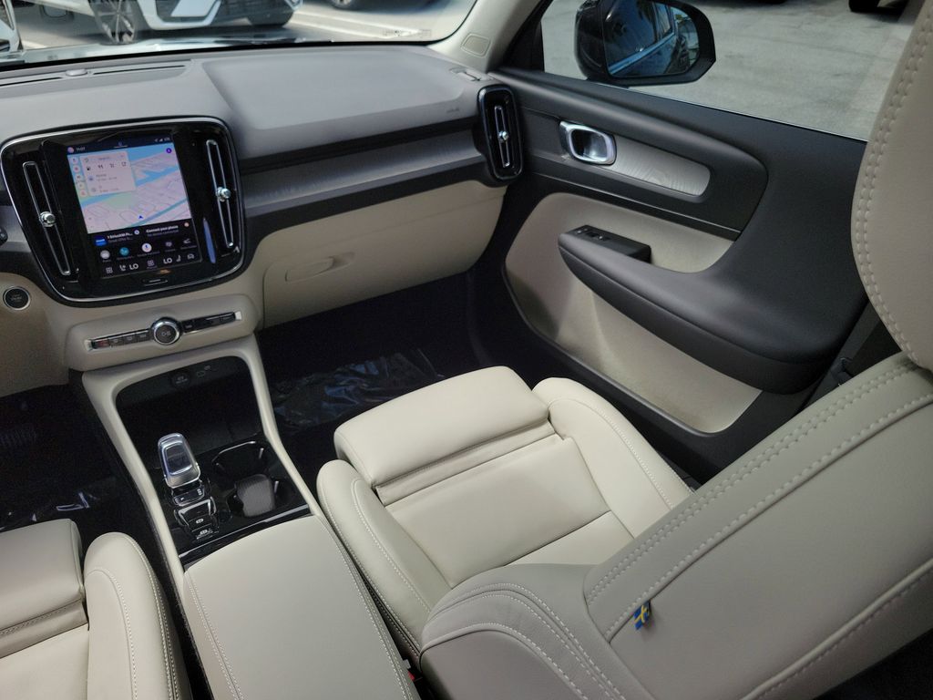 2025 Volvo XC40 Plus - Photo 16