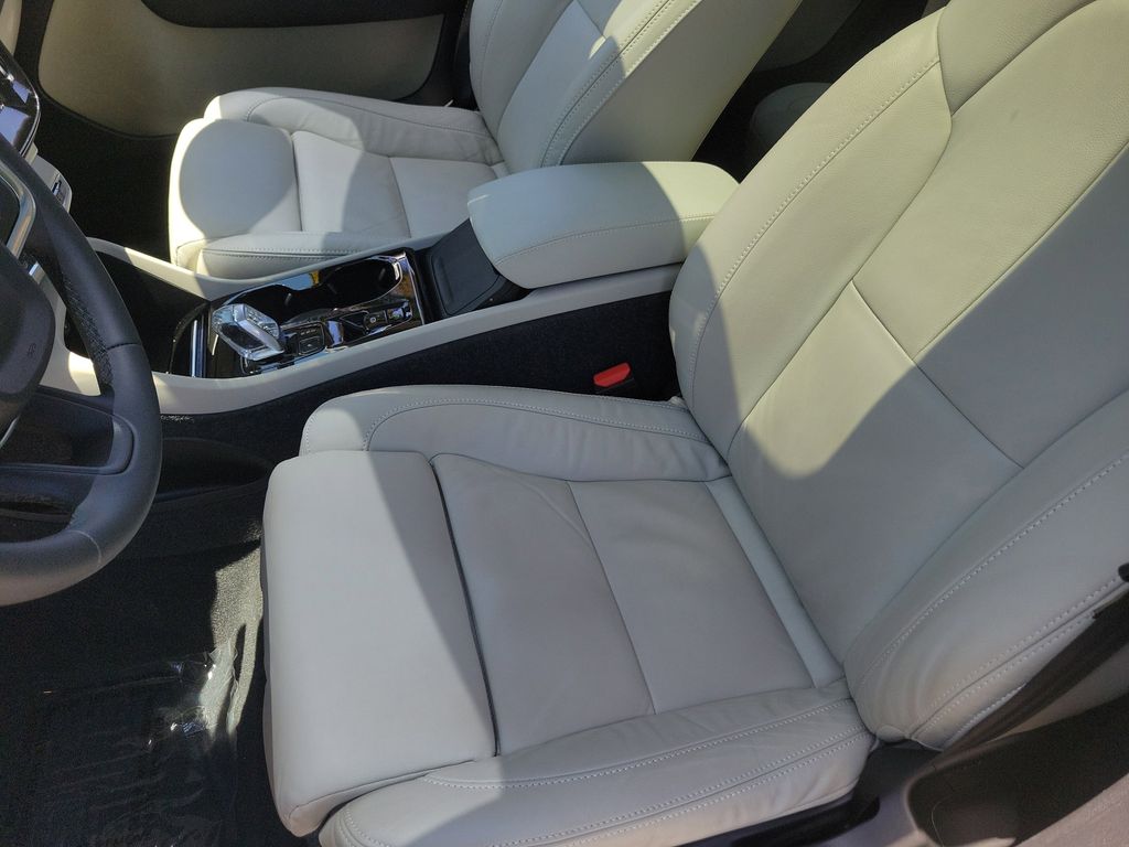 2023 Volvo XC40 Plus - Photo 21