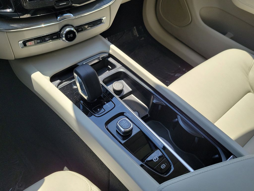 2025 Volvo XC60 Plus - Photo 30
