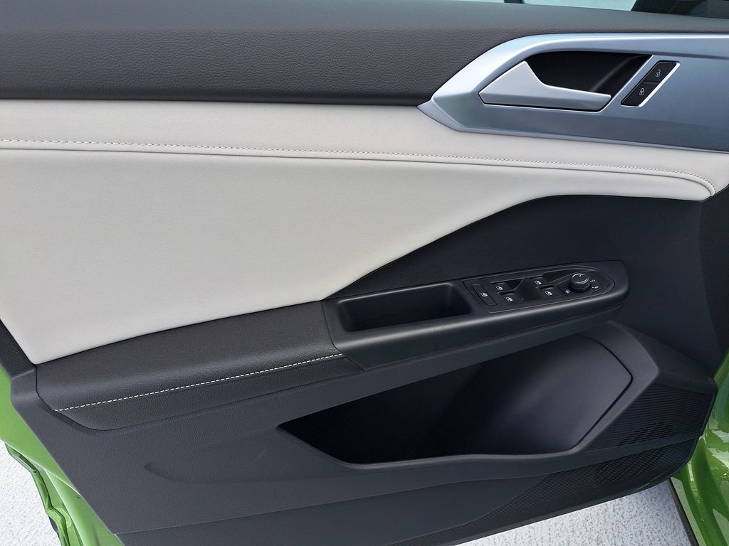 2025 Volkswagen Taos SE - Photo 16
