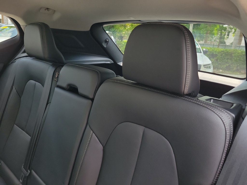 2024 Volvo XC40 Plus - Photo 11