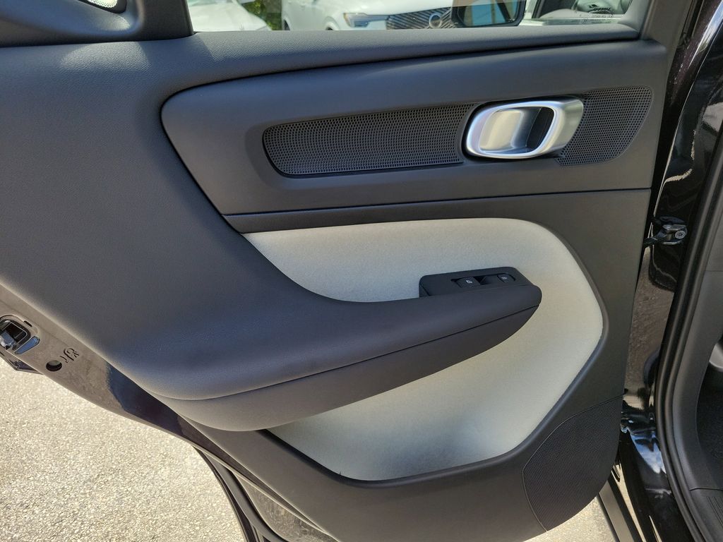 2025 Volvo XC40 Plus - Photo 10