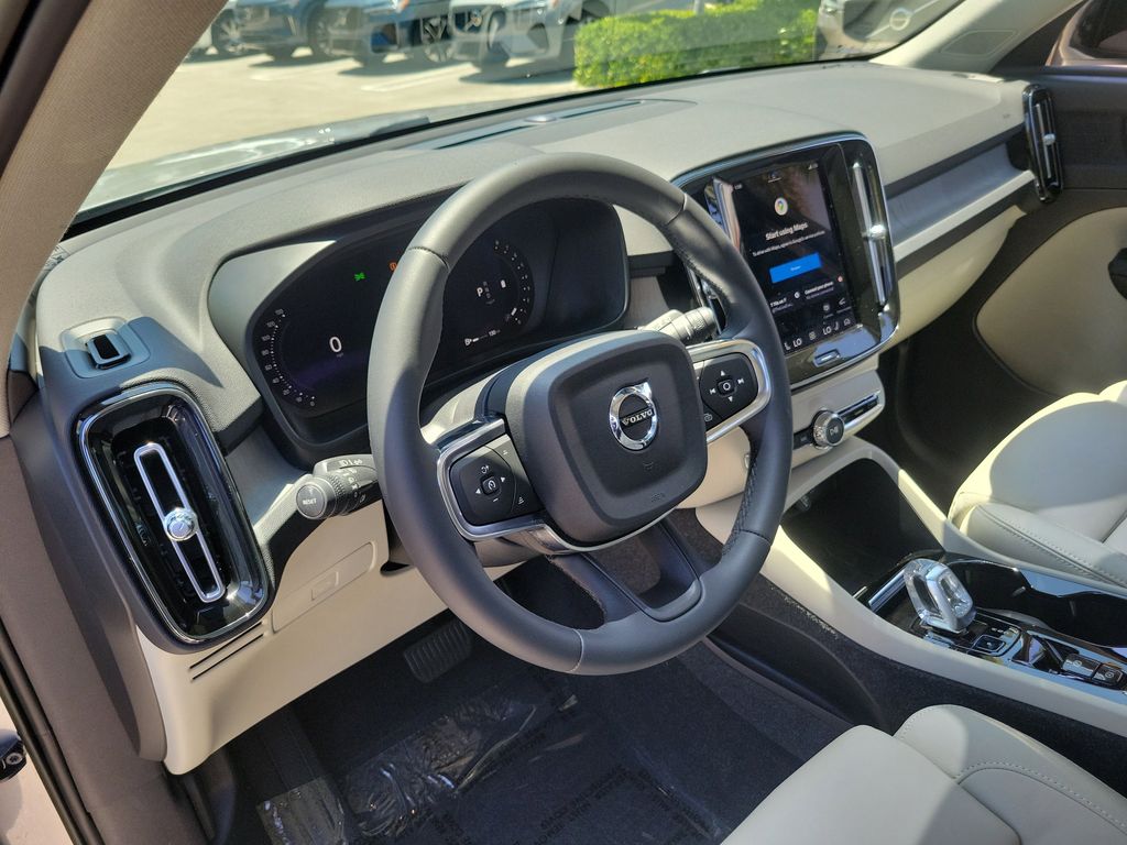 2023 Volvo XC40 Plus - Photo 19