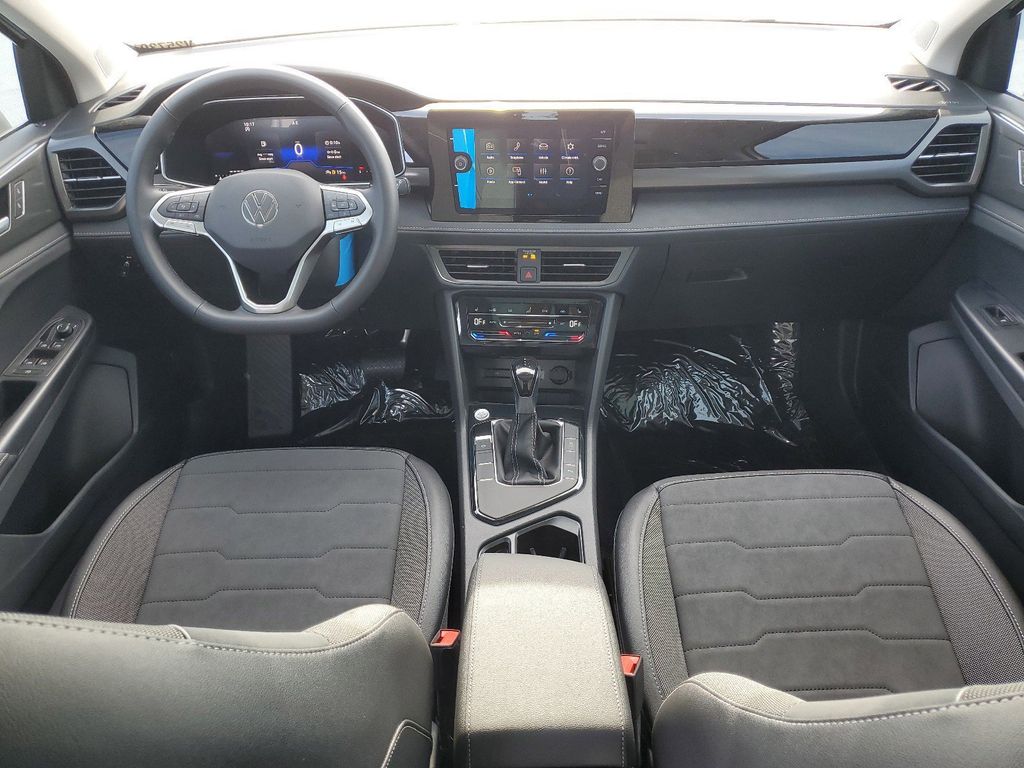 2025 Volkswagen Taos SE Black - Photo 17