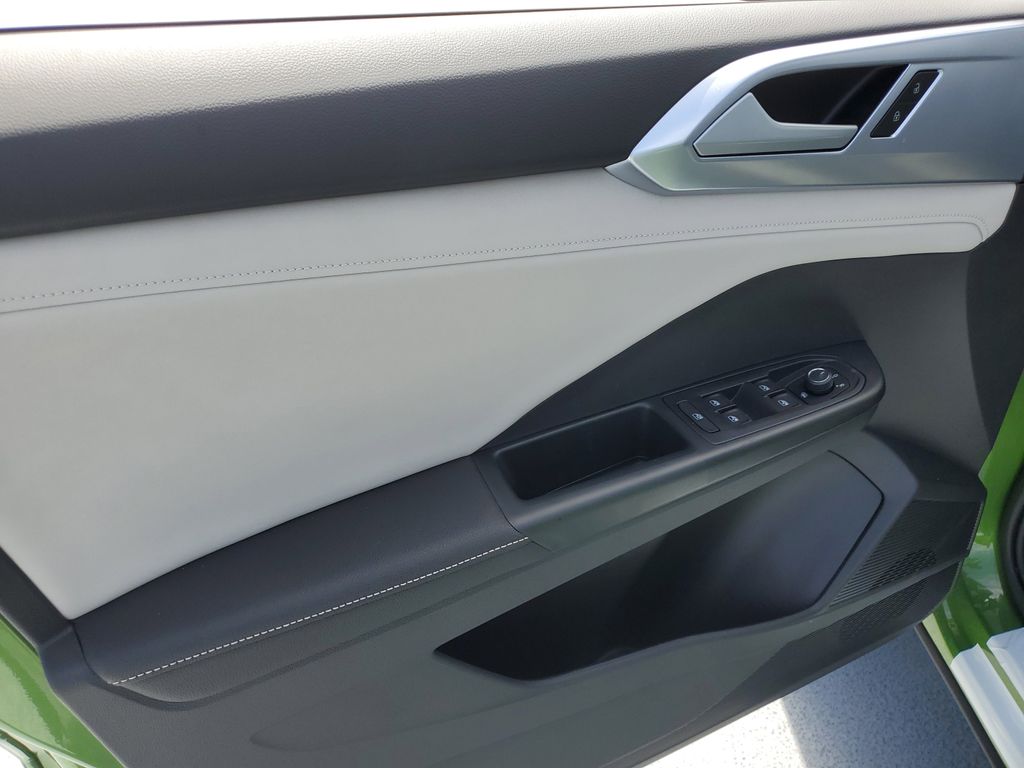 2025 Volkswagen Taos SE - Photo 17