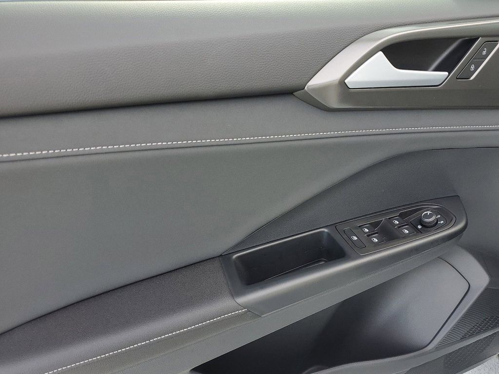 2025 Volkswagen Taos SE Black - Photo 18