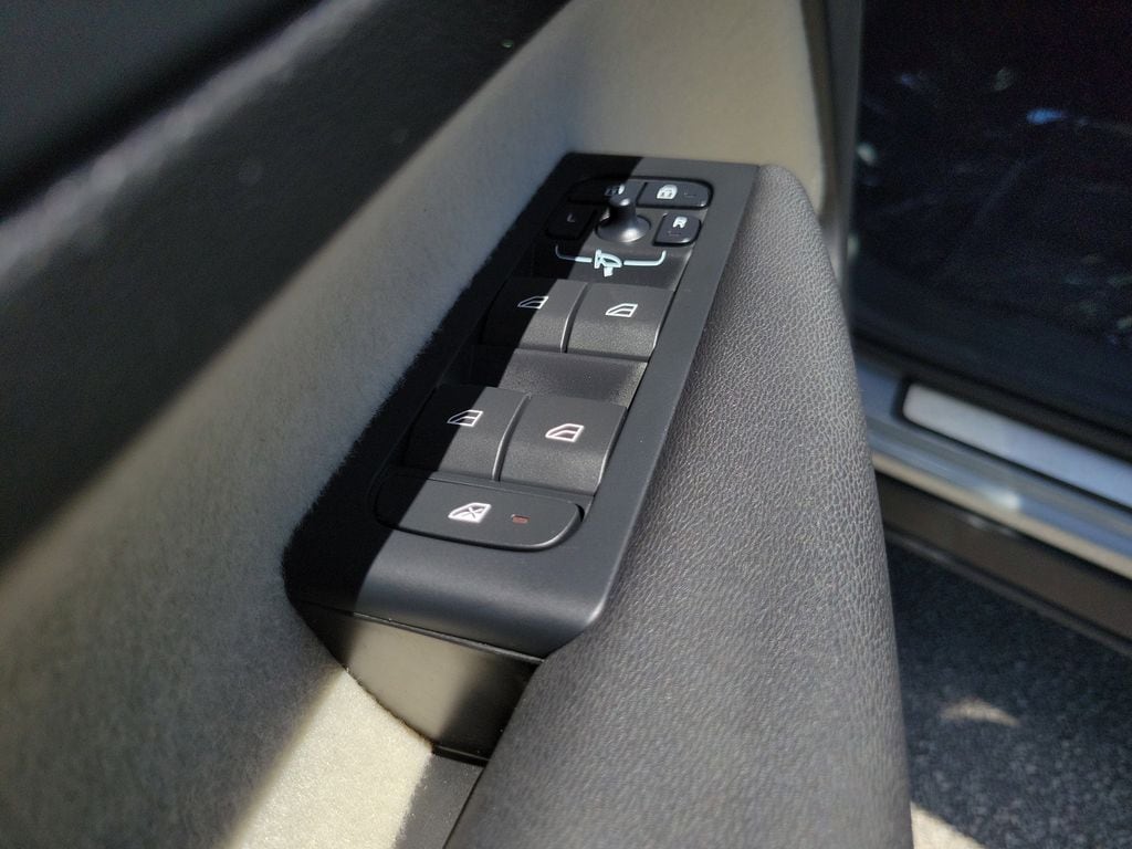 2024 Volvo XC40 Plus - Photo 18