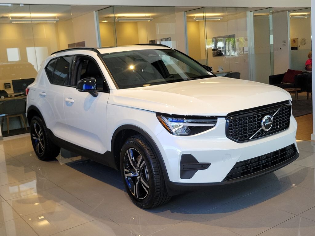 New 2026 Volvo XC40 B5 Core SUV