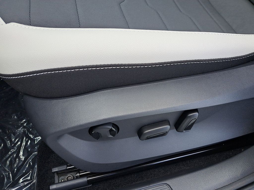 2025 Volkswagen Taos SE - Photo 21