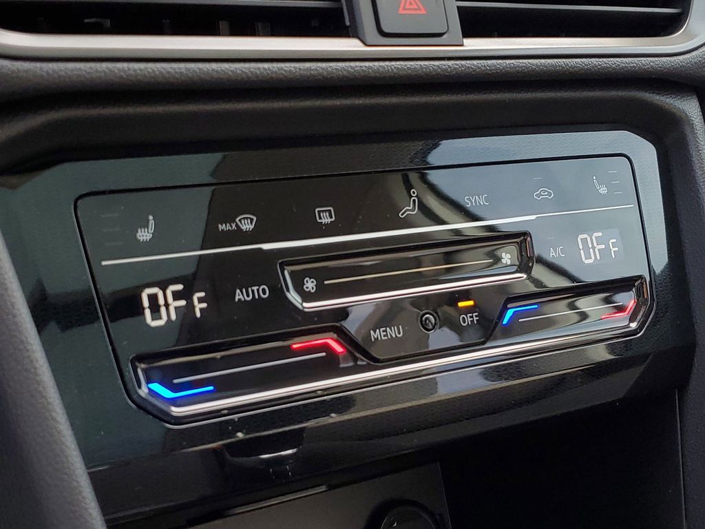 2025 Volkswagen Taos SE Black - Photo 34