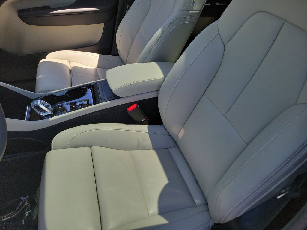 2024 Volvo XC40 Plus - Photo 21