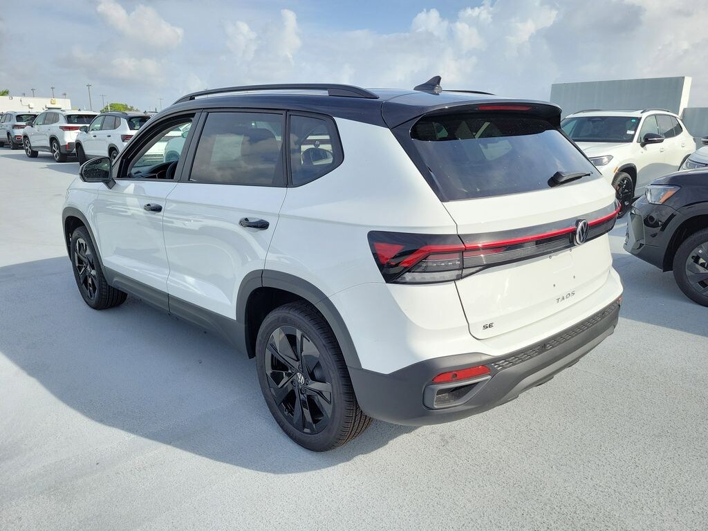 New 2026 Volkswagen Taos 1.5T SE Black SUV